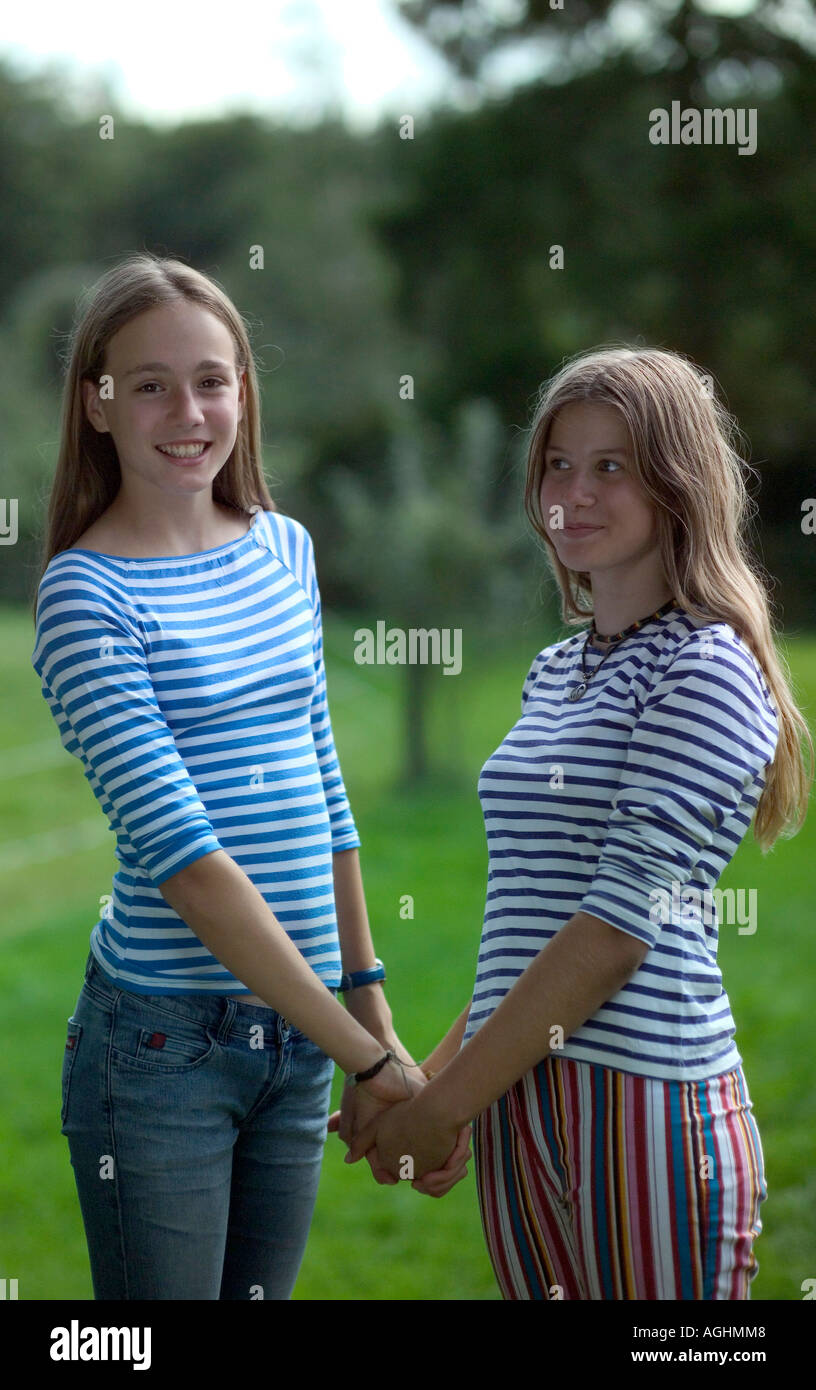Teenager-Mädchen Hand in Hand, Lächeln, Porträt Stockfoto