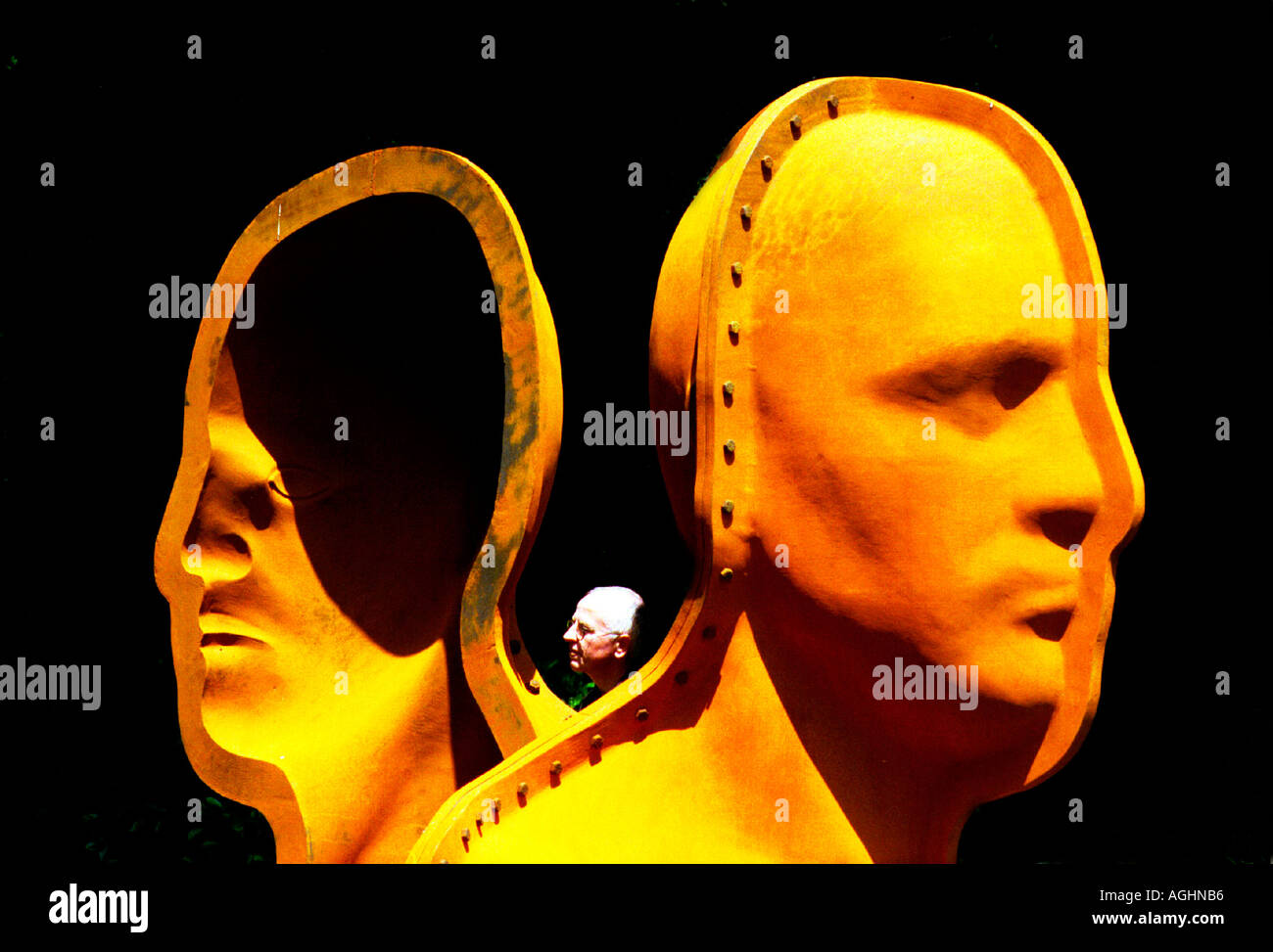 Leistungsfähige moderne Janus-Skulptur von Ironman mit zwei Gesichtern Stockfoto