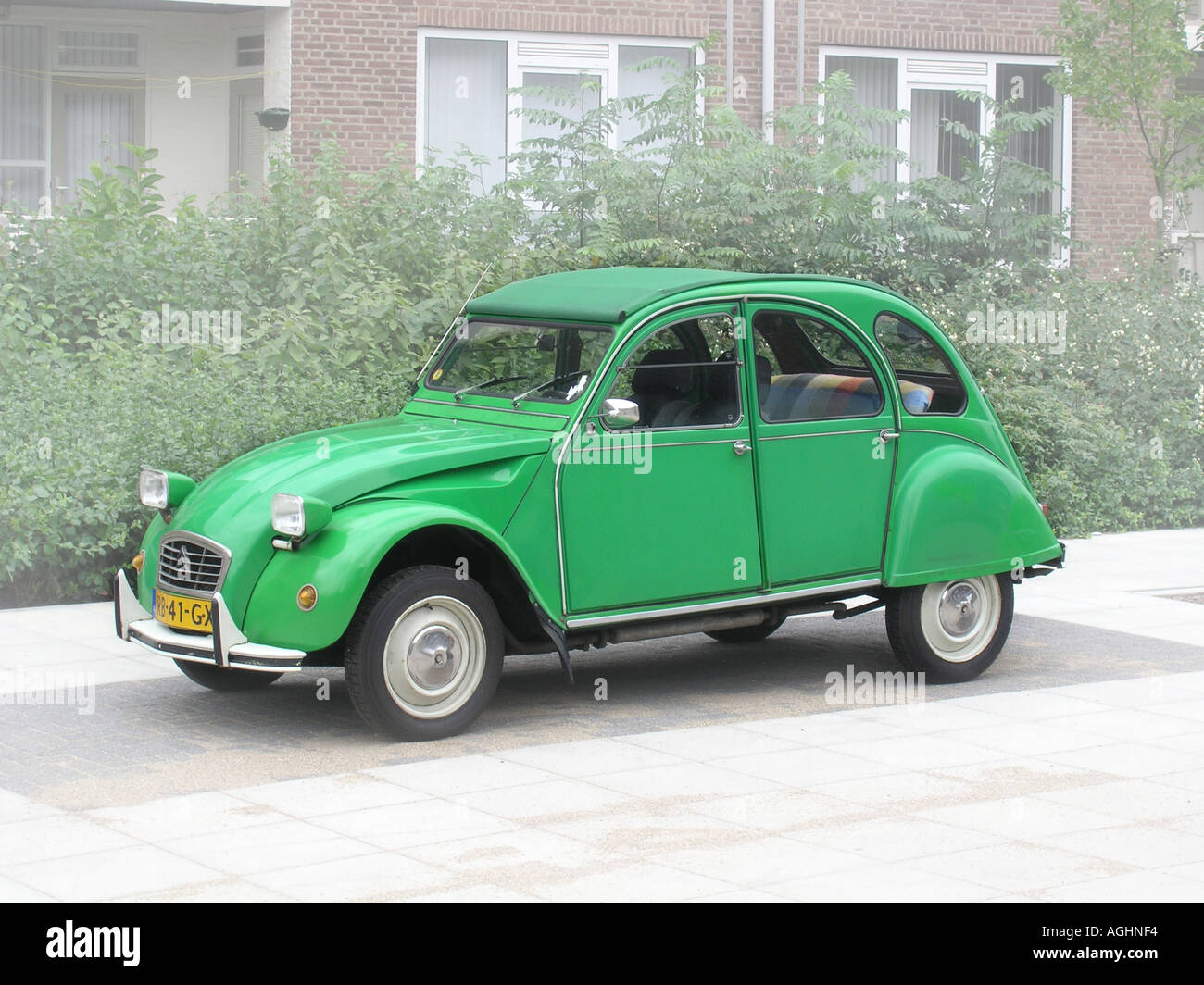 grüne Citroen Deux Chevaux Straßenrand geparkt Stockfoto