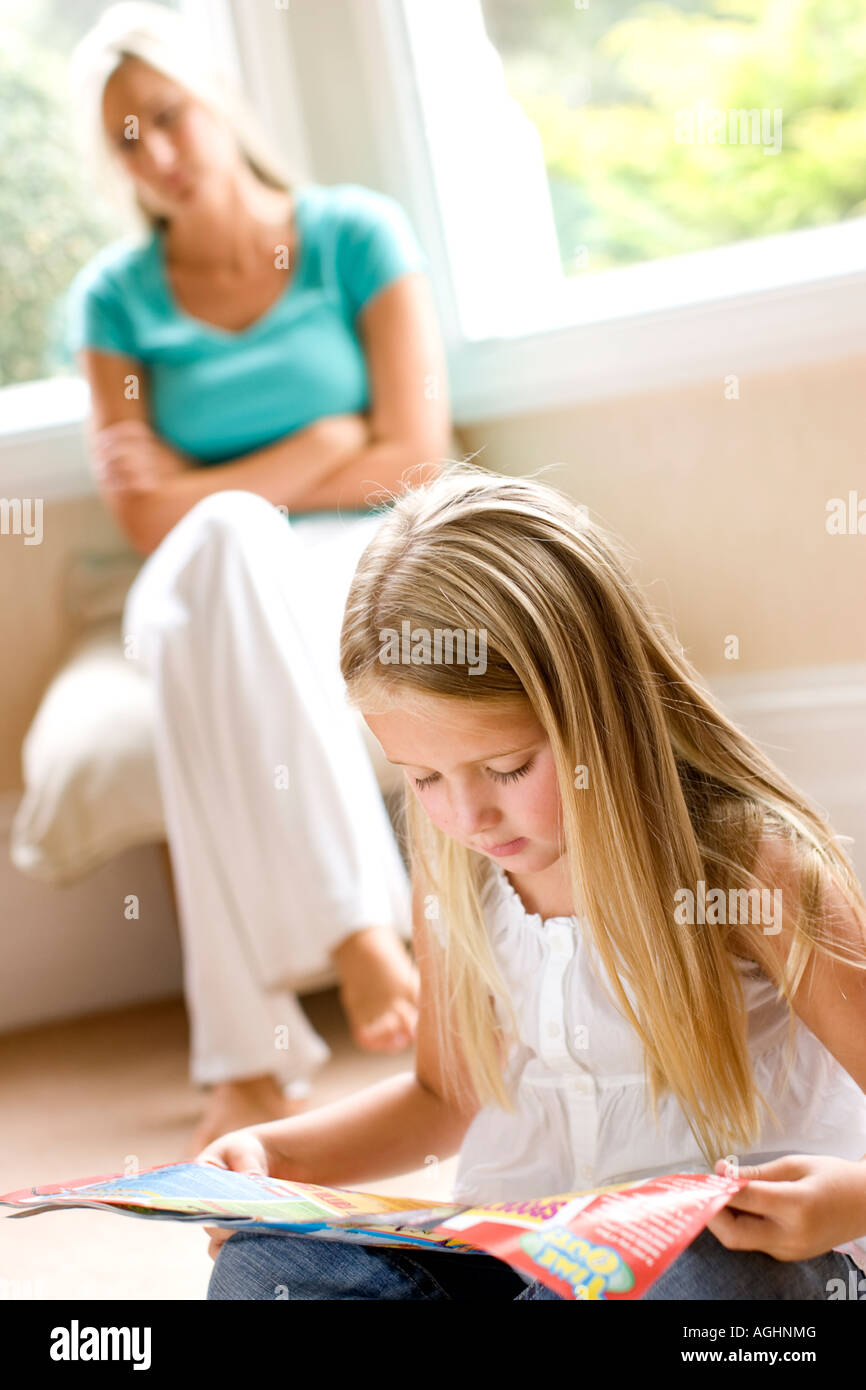 Mutter mit ihrer Tochter im Vordergrund besorgt Stockfoto