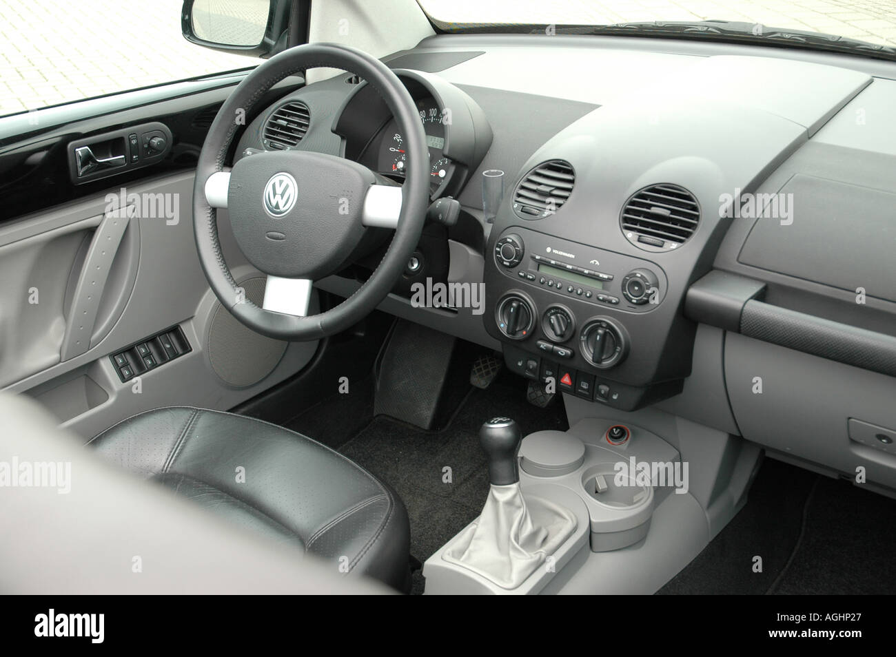 Innenraum des neuen vw beetle cabrio stockfotografie alamy