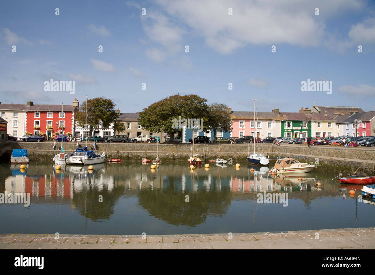 ABERAERON CEREDIGION MID WALES UK September Sportboote vor Anker im Innenhafen Stockfoto