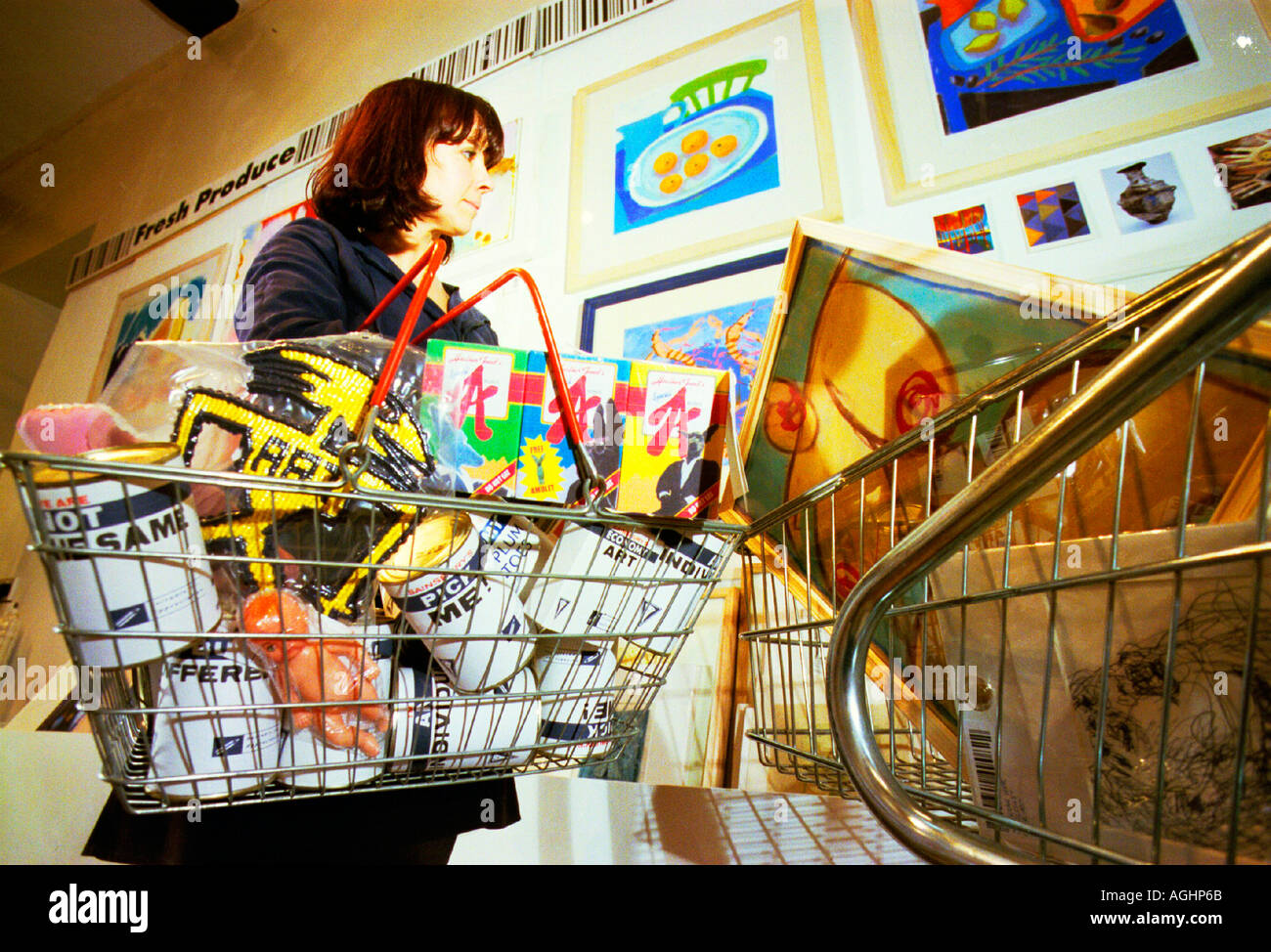 Supermarkt-Trolley voller Kunst Künstler versuchen Supermärkte nicht Galerien als eine Möglichkeit des Verkaufs ihrer Arbeit Stockfoto