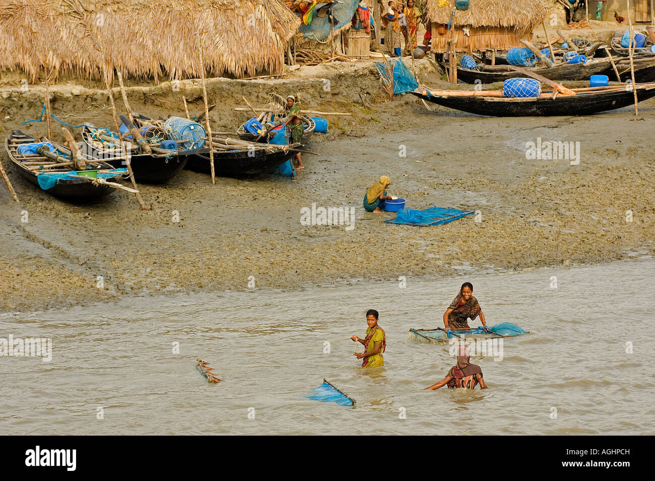 Frauen Cathing Garnelen Larvea in Bangladesch Passur Fluss Chandpai. Stockfoto