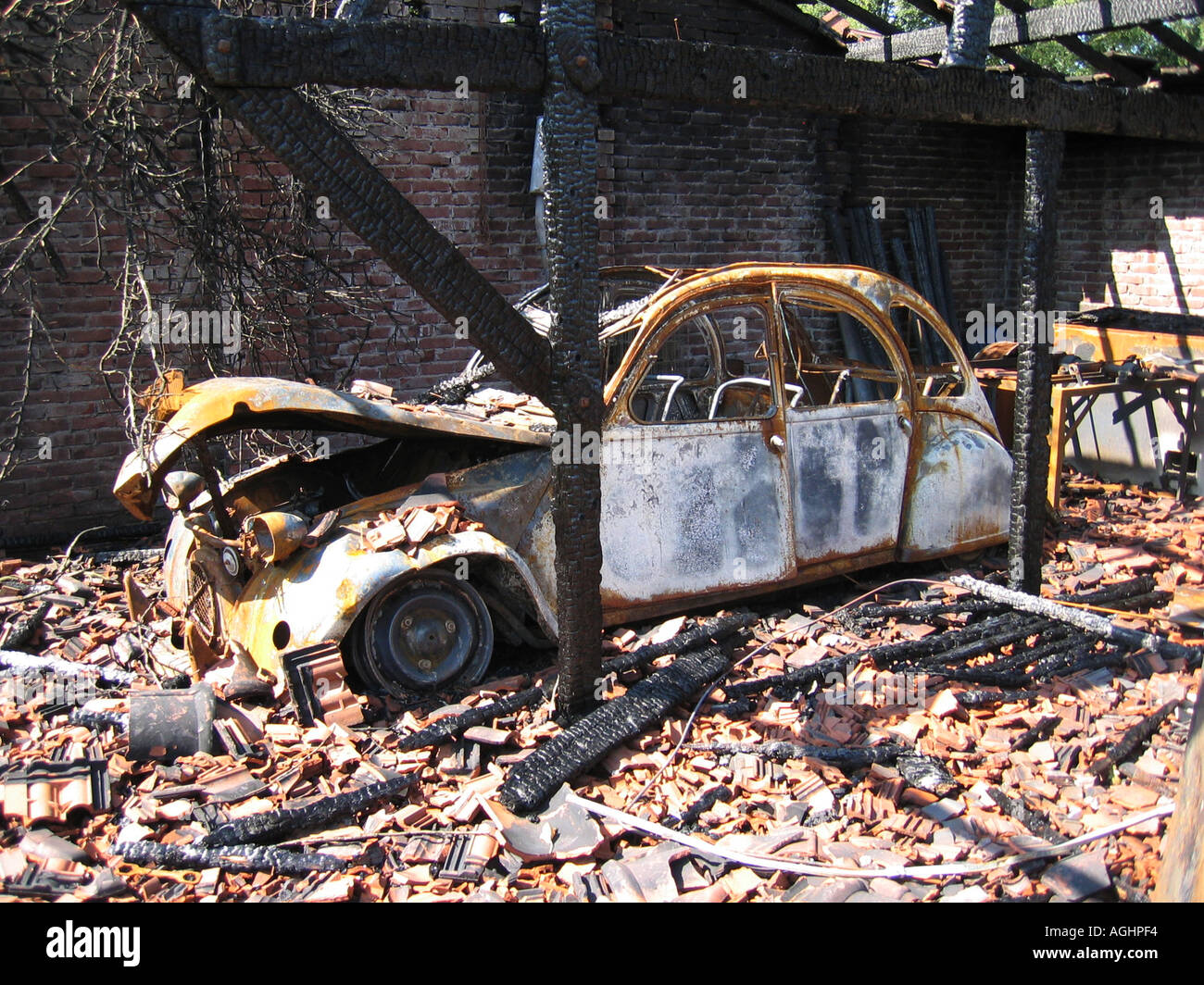Wrack der Citroen 2CV in Scheune ausgebrannt Stockfoto