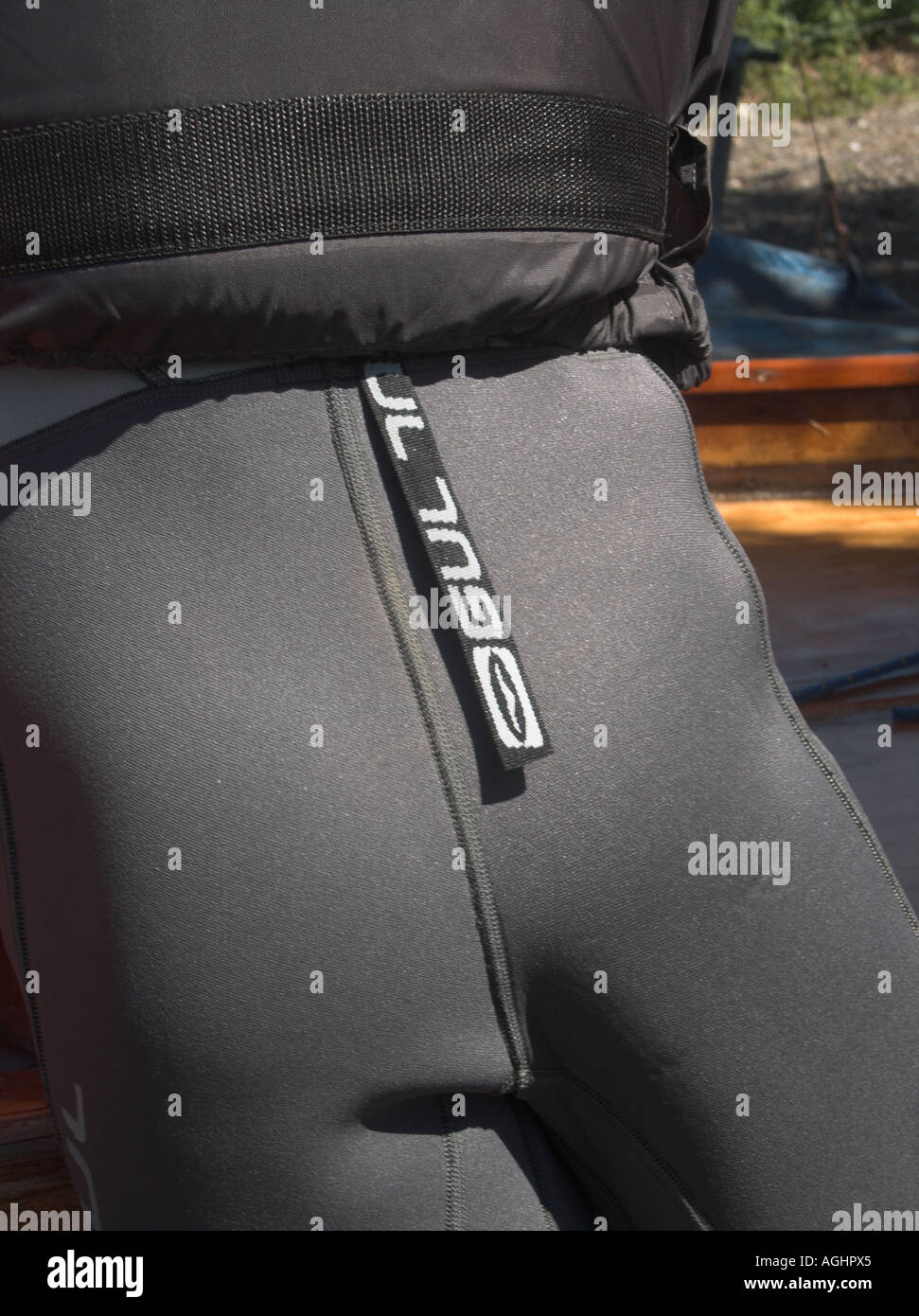 Mädchen tragen schwarze GUL Wetsuits von hinten Stockfoto