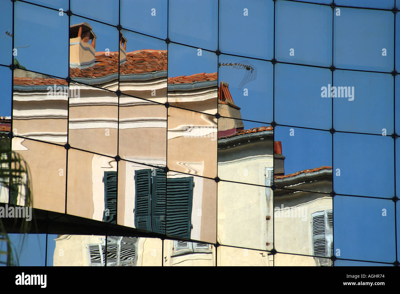 Reflexion der alten Architektur in neuen Ajaccio Korsika Stockfoto