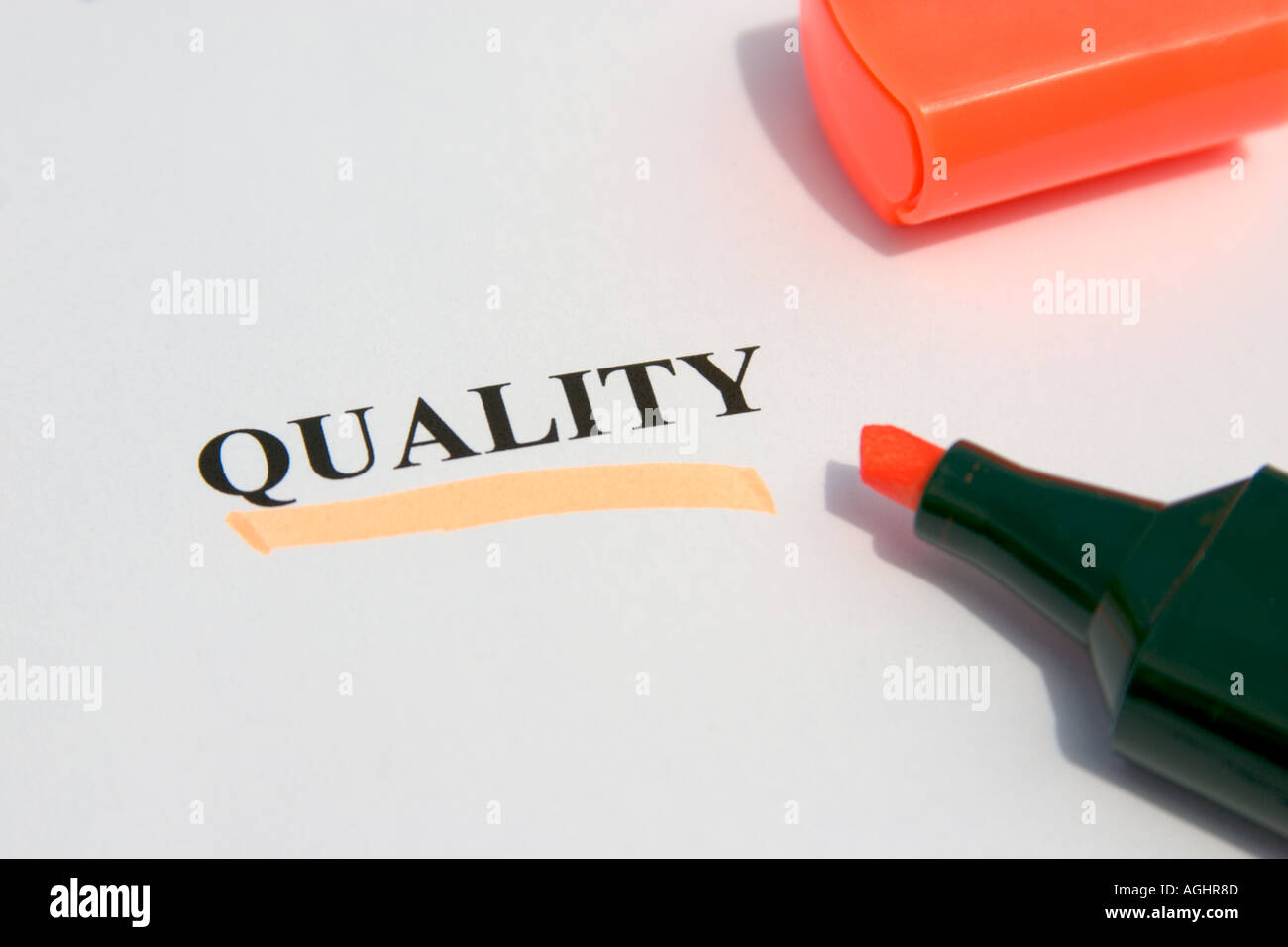 Qualität mit orange Textmarker markiert Stockfoto