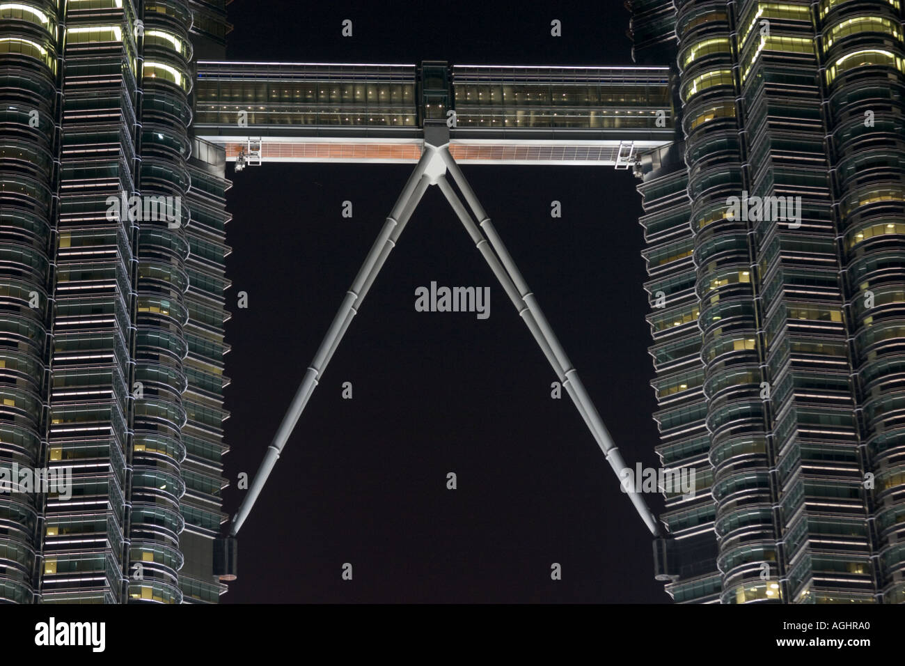 Skybridge der Petronas Twin Towers in Kuala Lumpur Malaysia in der Nacht Stockfoto