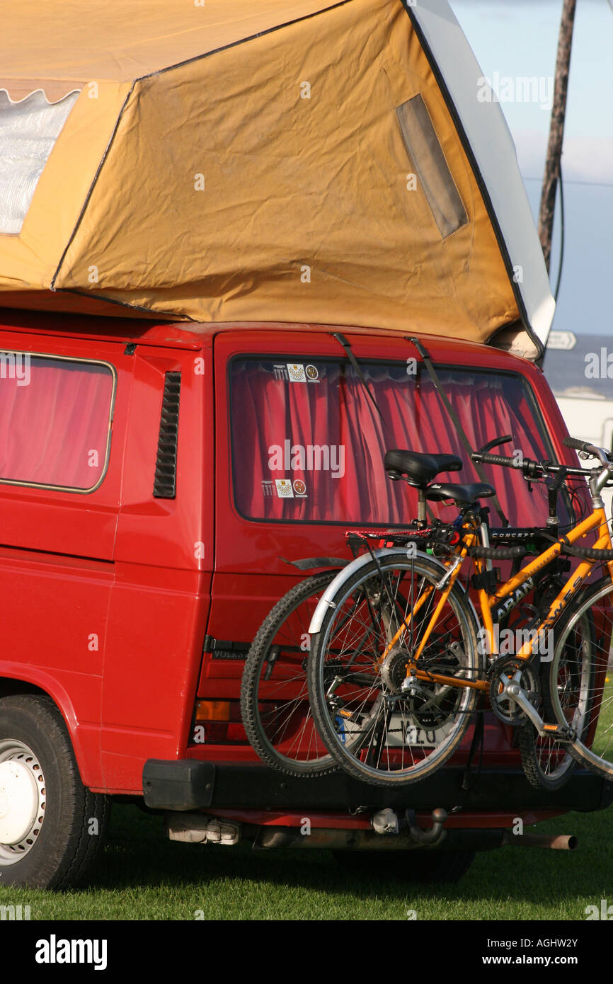 VW Campervan auf Campingplatz in Doolin, County Clare, Irland Stockfoto
