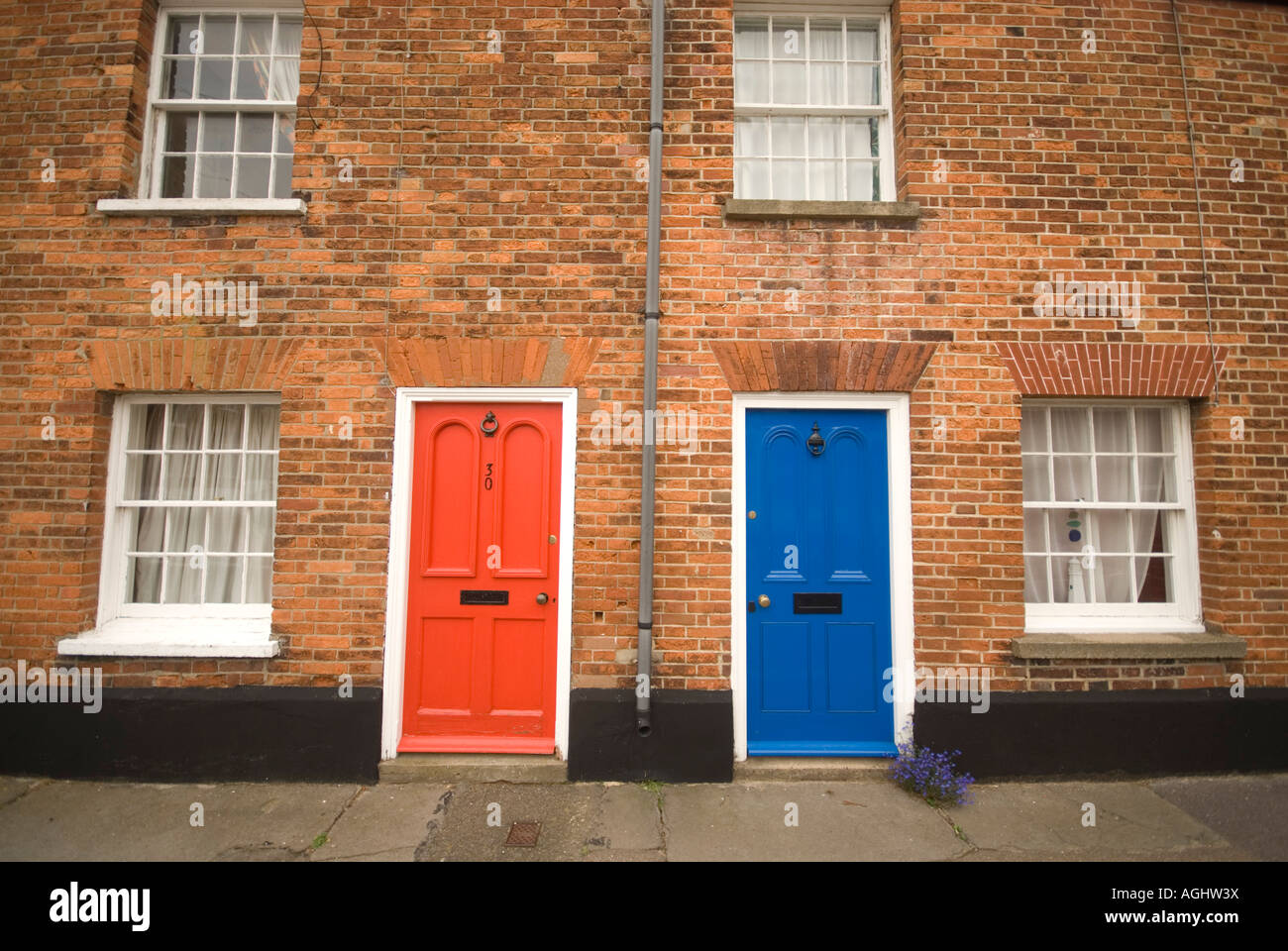 roten und blauen Türen in einer Southwold, Suffolk-Straße Stockfoto
