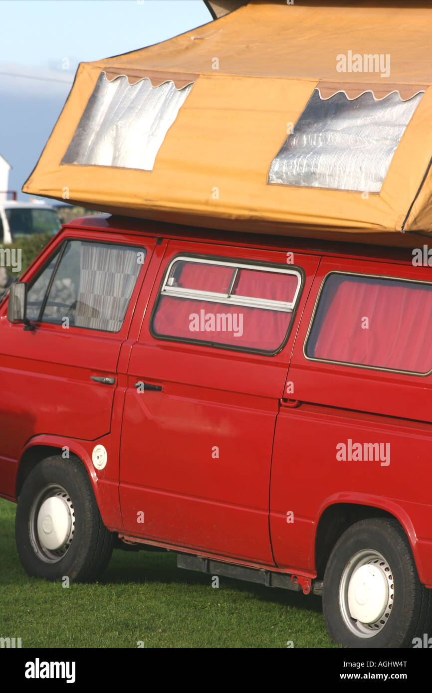 VW Campervan auf Campingplatz in Doolin, County Clare, Irland Stockfoto