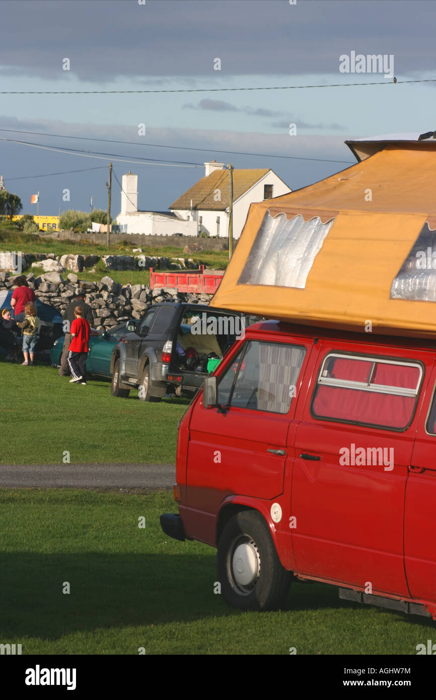 VW Campervan auf Campingplatz in Doolin, County Clare, Irland Stockfoto
