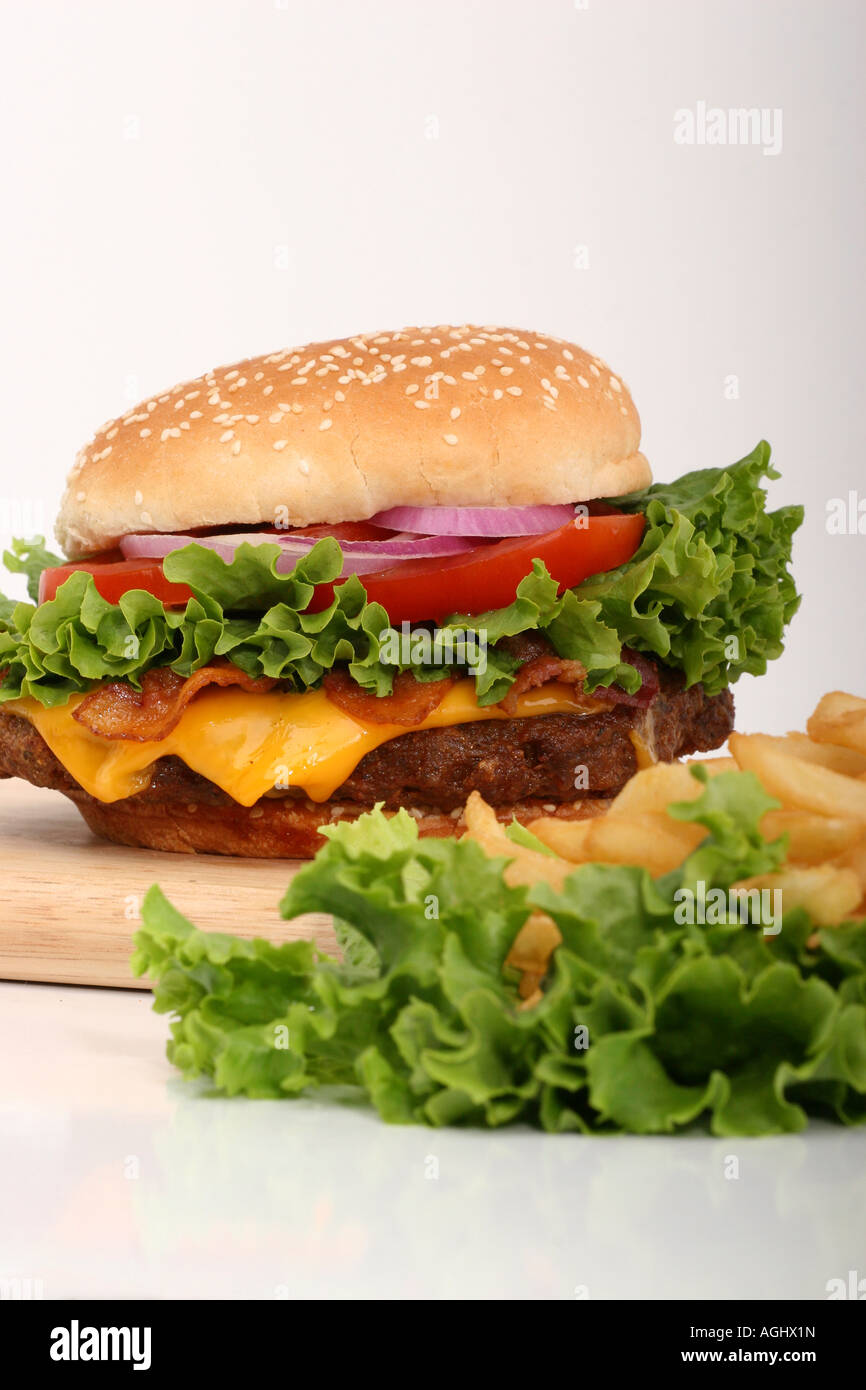 Hamburger mit Pommes Frites Fry Burger frisch auf einem Holzbrett Geschirr Tisch Fast Food Niemand veritcal Creation of Display einzigartige veritical USA Hi-res Stockfoto