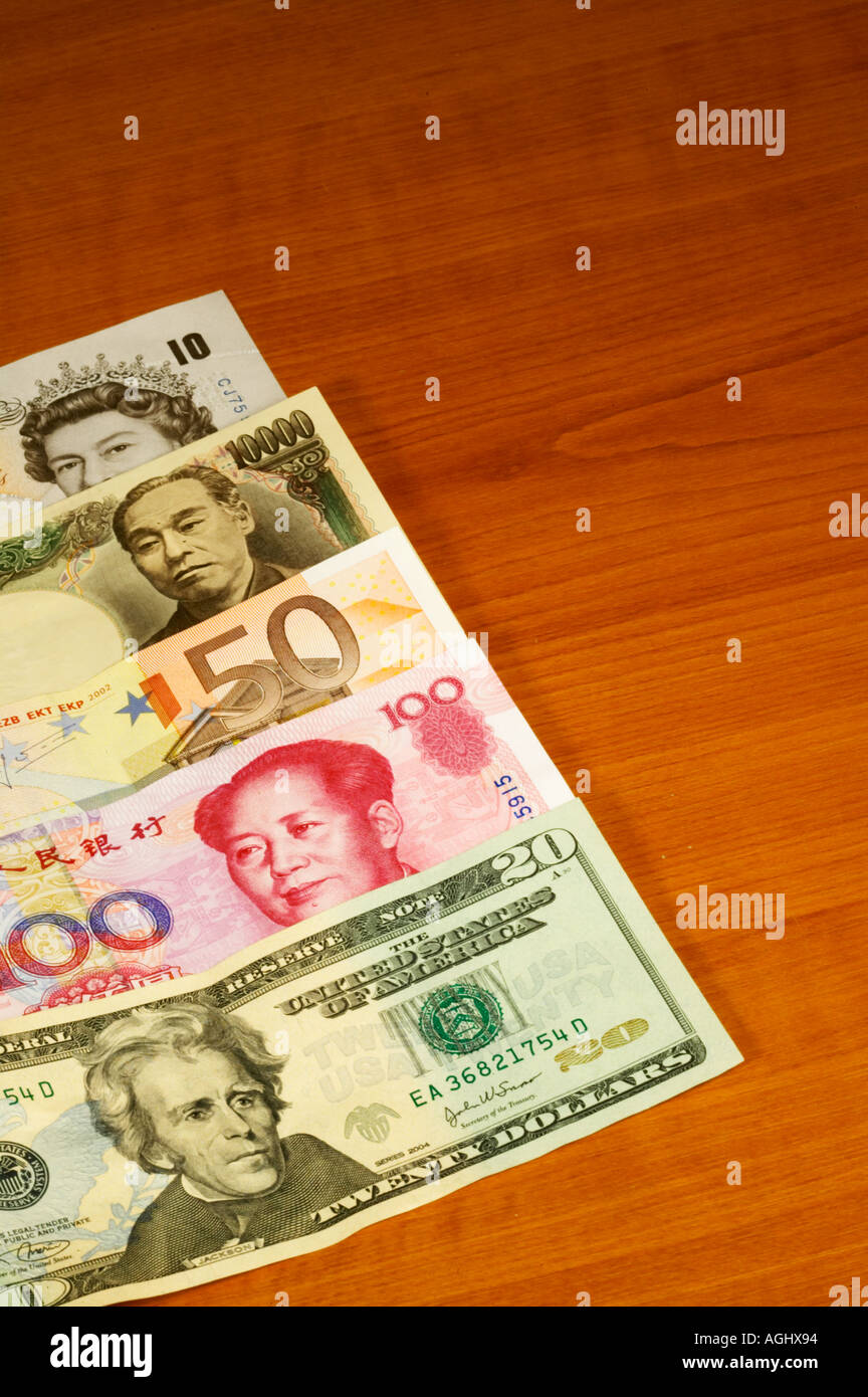 US-Dollar chinesische Yuan Euro japanischer Yen UK Pfund Sterling auf Tisch ausgebreitet Stockfoto