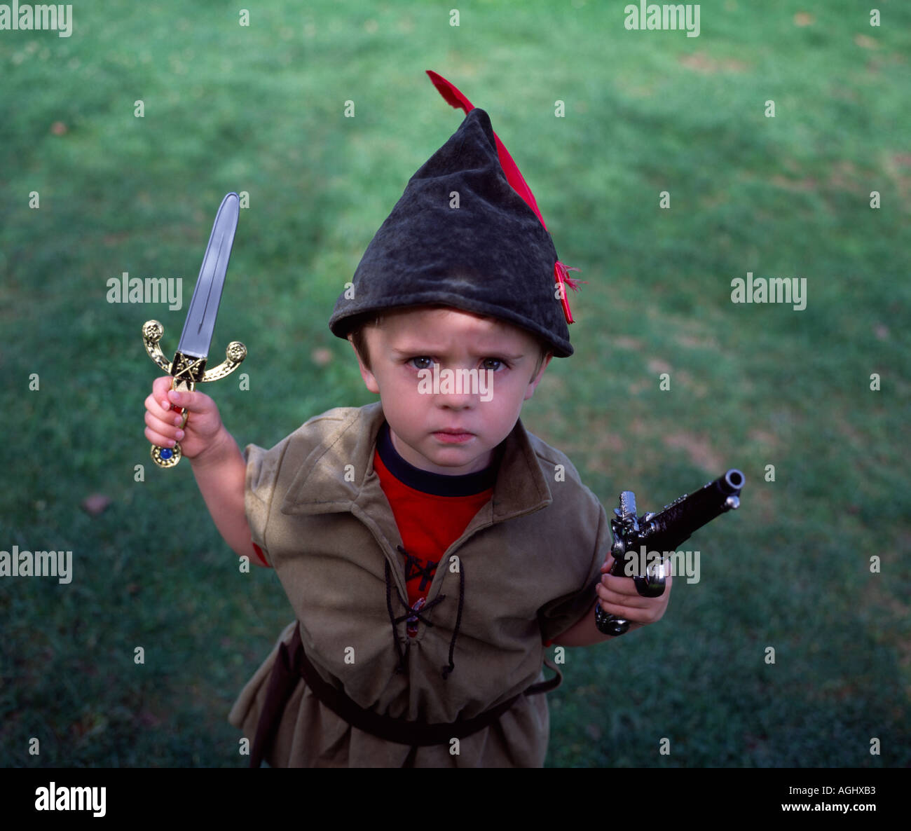 Junge, die vorgibt, Peter pan Kostüm mit Messer und Pistole Stockfoto