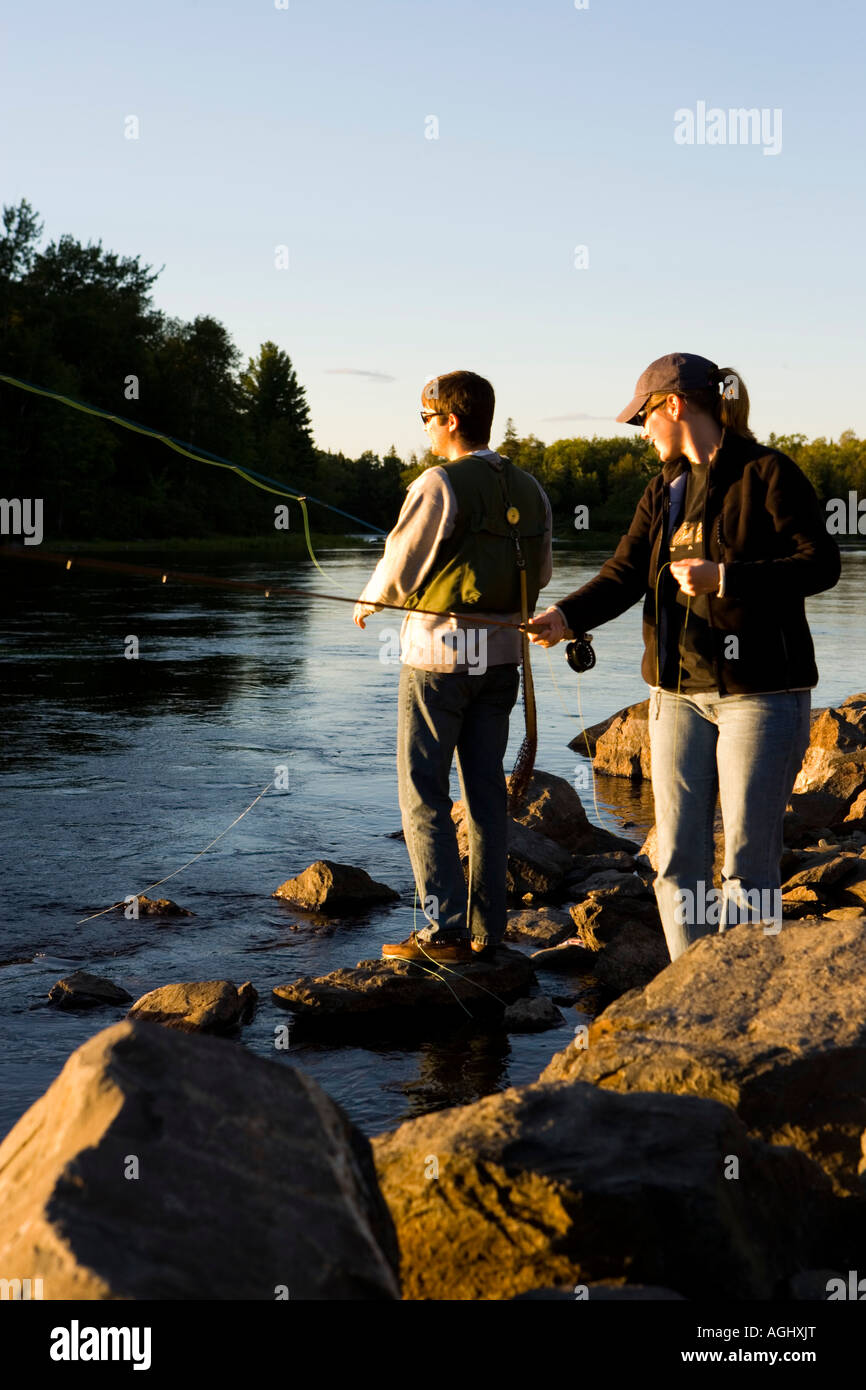 Ein paar Fliegenfischen auf dem Moose River unterhalb der Staumauer am Brassua See in Rockwood Maine Moosehead Lake region Stockfoto