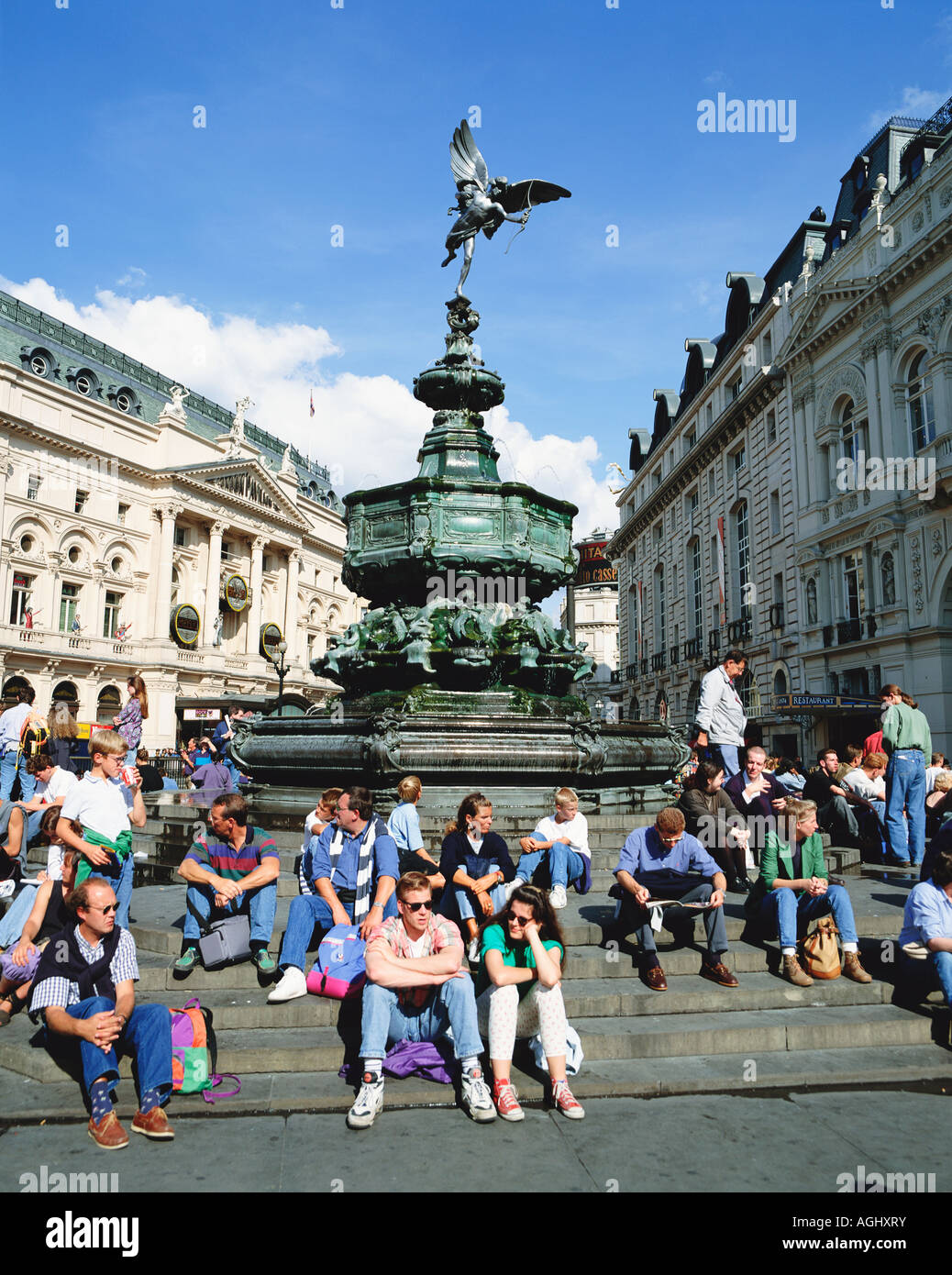 Touristen auf der Statue des Eros Piccadilly Circus London England UK GB Stockfoto