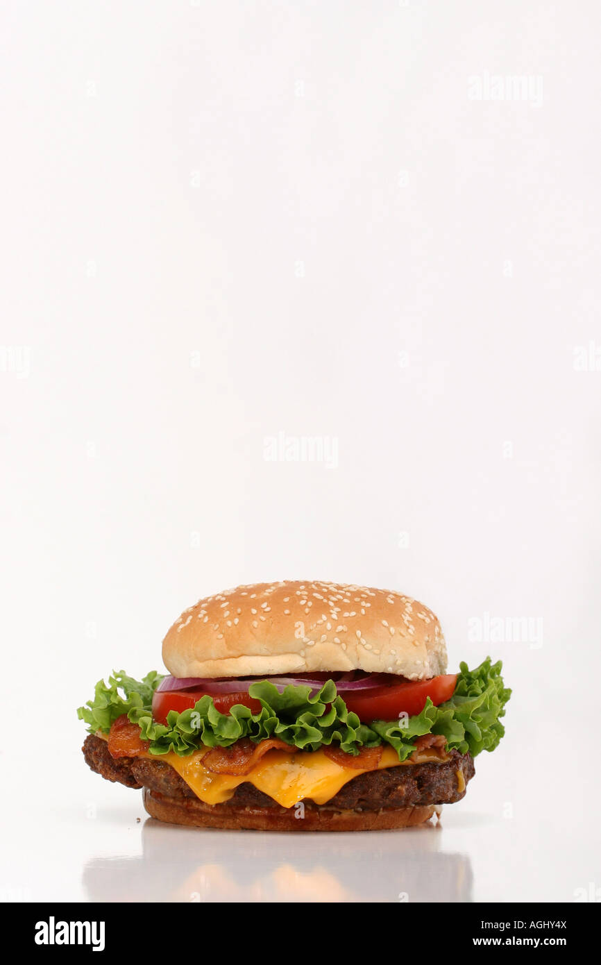 Hamburger Beef Burger amerikanisches frisches Fast Food von oben isoliert ausgeschnitten Bilder Bilder Verkauf auf Alamy vertikal in USA US hochauflösend Stockfoto