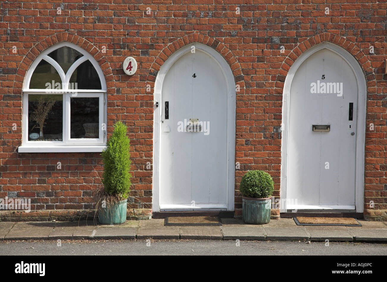 Zwei Häuschen Haustüren Nr. 4 und 5 Stockfoto