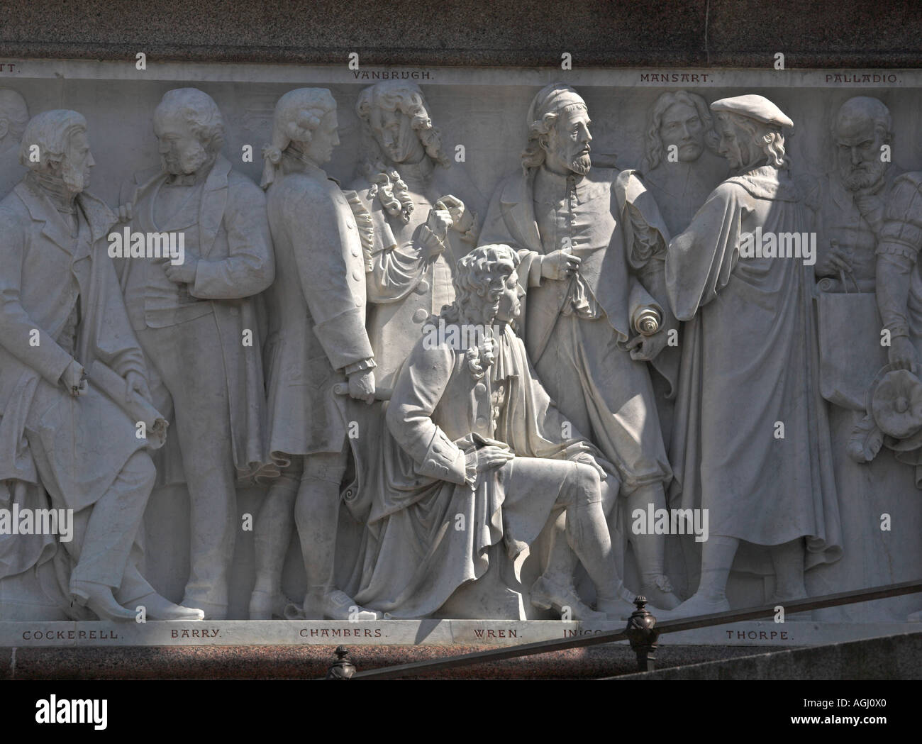 Sir Christopher Wren sitzt neben Vanbrugh und anderen historischen Notare auf dem Fries der Londoner Albert Memorial Stockfoto
