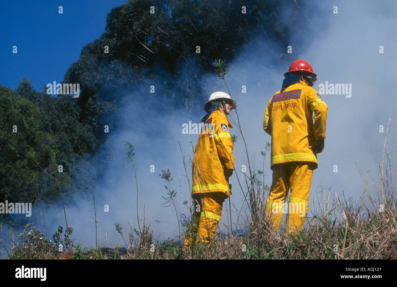 Feuerwehrleute bei einem Buschfeuer Stockfoto