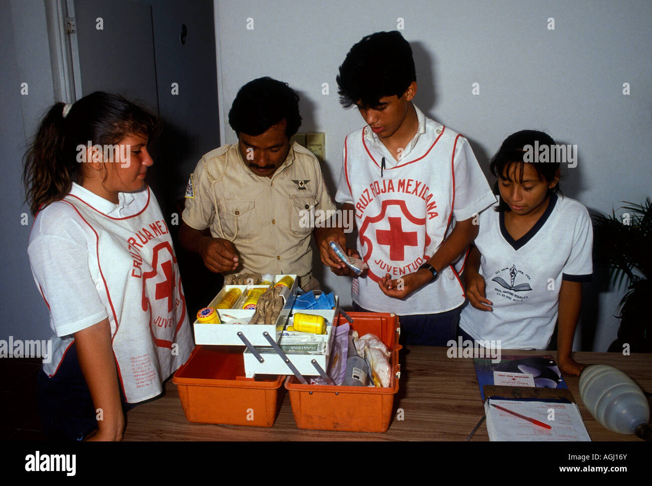 Mexikaner, Lehrer, Studenten, Jugendliche, Ausbildung rotes Kreuz, Red Cross, Cruz Roja, Cancun, Quintana Roo Zustand, Halbinsel Yucatan, Mexiko Stockfoto