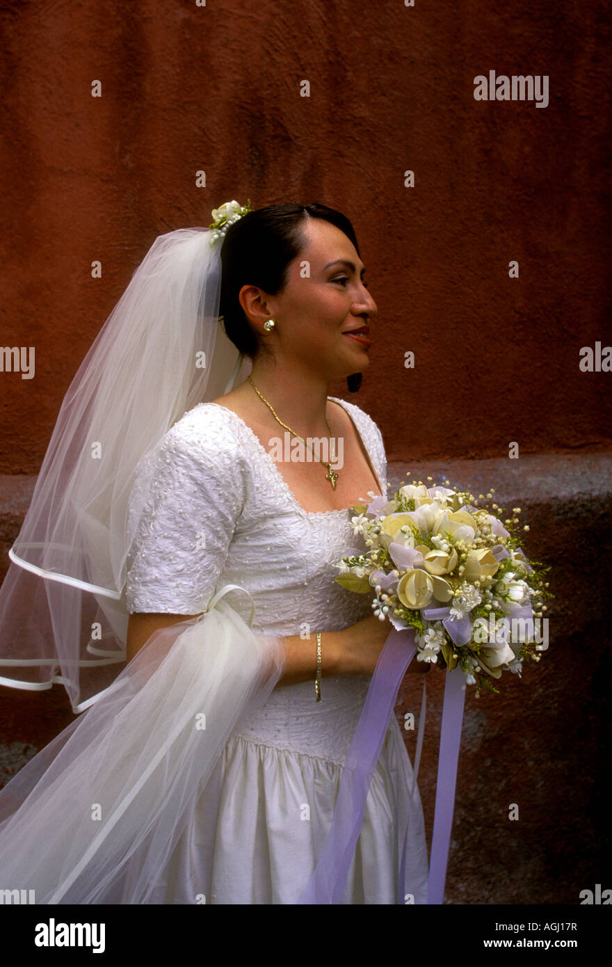 1, 1, mexikanische Frau, Braut, Heiraten, Hochzeit, Hochzeitskleid, Blumenstrauß, Cuernavaca, Morelos, Mexiko Stockfoto