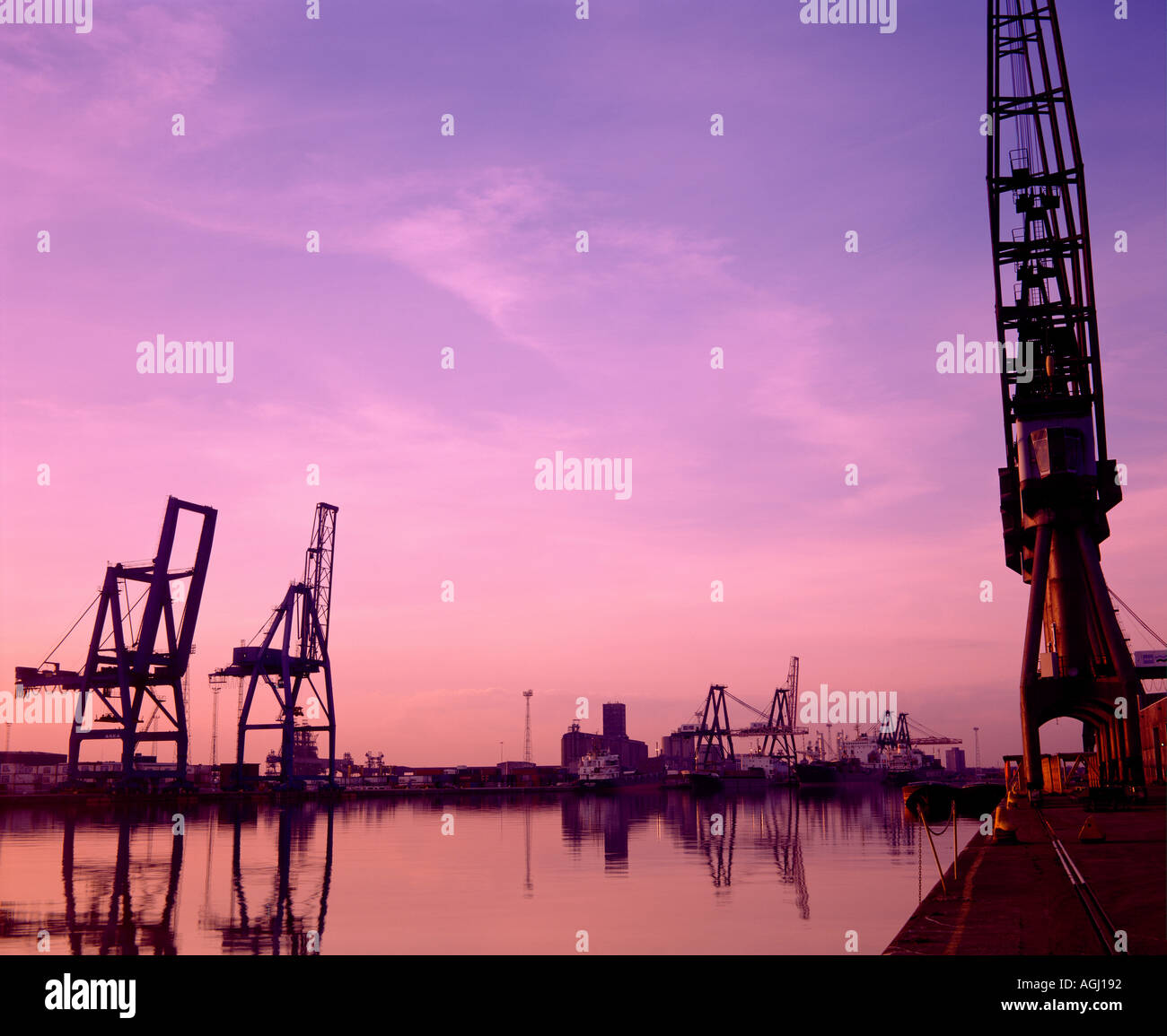 Docks-Szene in Tilbury Docks in Essex in England in Großbritannien im Vereinigten Königreich Großbritannien. Industrie Industriekran Sonnenuntergang Geschichte Stadtlandschaft Stockfoto