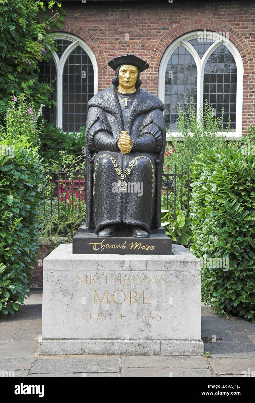 Statue von Thomas More am Cheyne Walk. Chelsea Old Church im Hintergrund Stockfoto