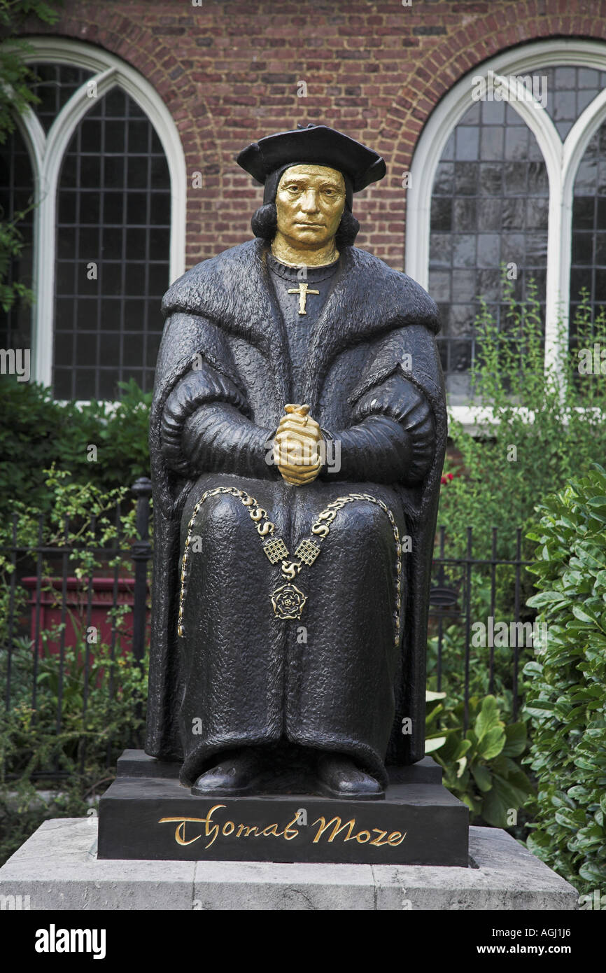 Statue von Thomas More am Cheyne Walk. Chelsea Old Church im Hintergrund Stockfoto