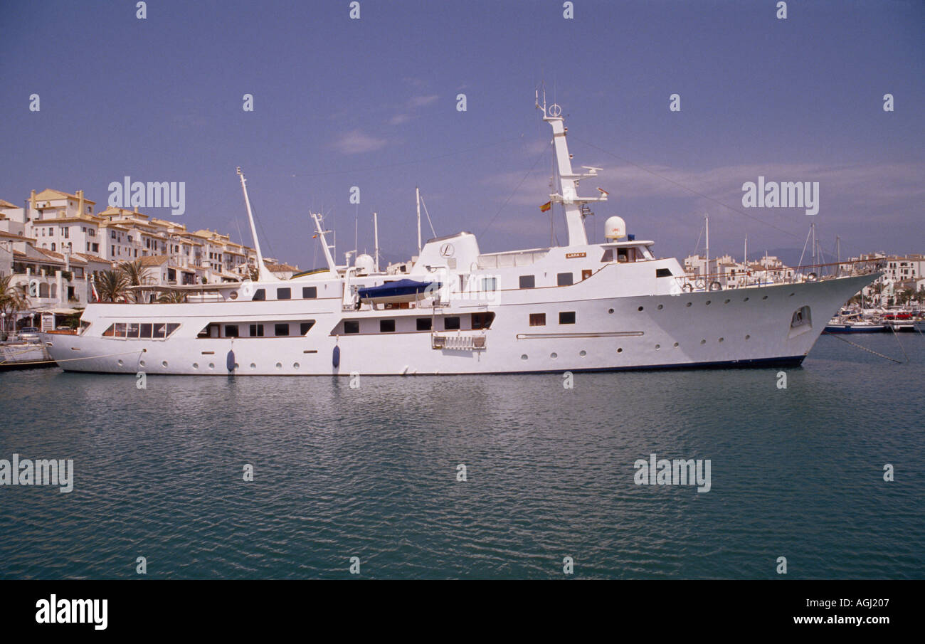 Puerto Banus in der Nähe von Marbella an der Costa del Sol in Andalusien in Spanien in Europa. Reichtum wohlhabenden Leben lifestyle exklusive russische Oligarch Luxus Reisen Stockfoto