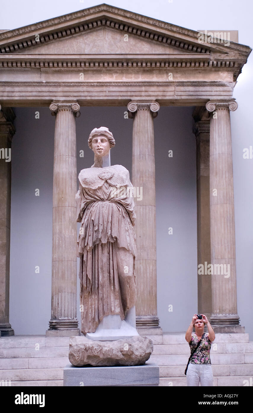 Athene Parthenos aus dem Jahr 2 v. Chr. Pergamon, Pergamum Athene – nach griechischer Mythologie ist sie die Göttin der Weisheit, der Kriegsstrategie, der Kunst, des Handwerks und Stockfoto