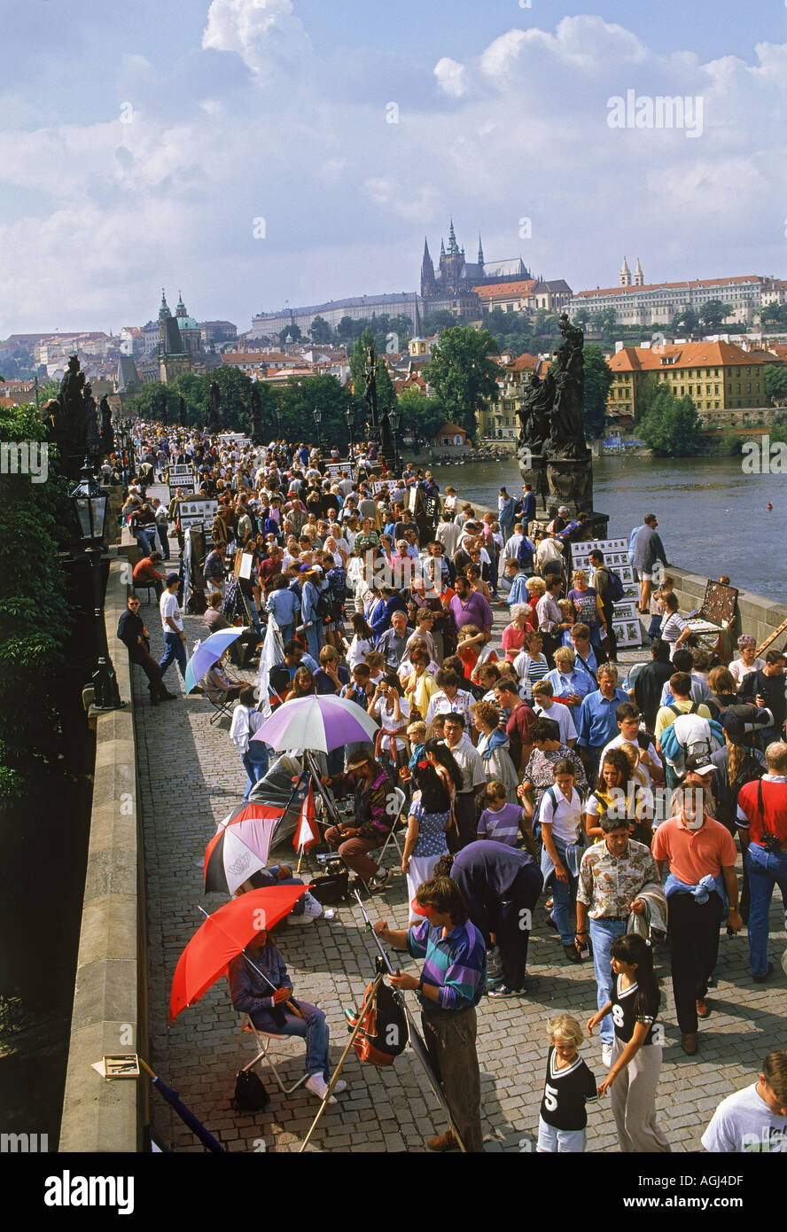 Touristen auf der Karlsbrücke über die Moldau in Prag Stockfoto