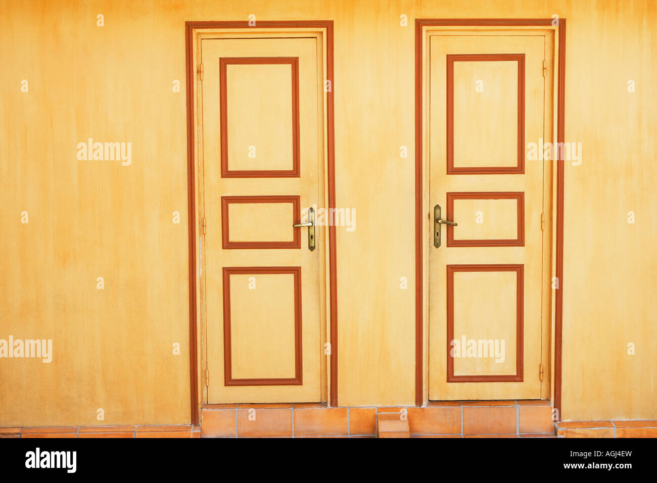 Nahaufnahme von verschlossenen Türen zwei Häuser Stockfoto