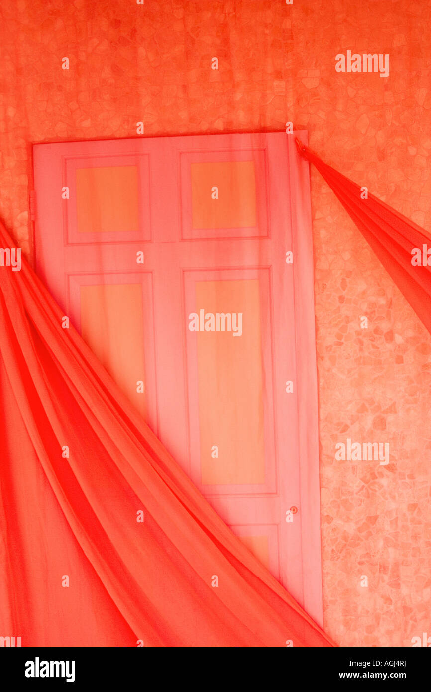 Nahaufnahme von einem Gaze-Vorhang vor einer verschlossenen Tür Stockfoto