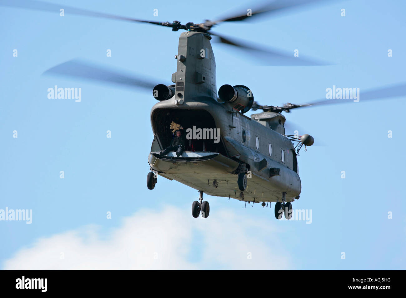 Chinook HC MK 11 führt ein Luftmanöver durch, während das Besatzungsmitglied auf der Shoreham Airshow, dem Flughafen Shoreham, West Sussex, England, Großbritannien schwenkt Stockfoto