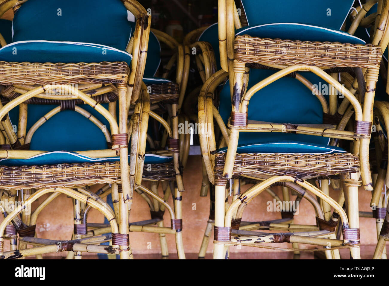 Nahaufnahme von einem Stapel von Bambus-Stühle in einem Geschäft Stockfoto