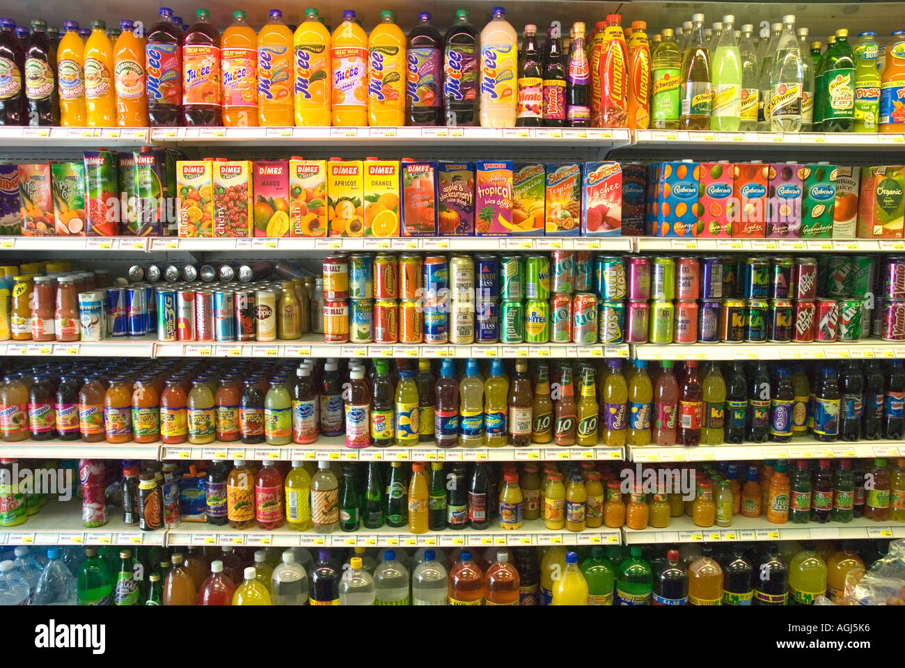Auswahl an Säften und alkoholfreien Getränken im kleinen Supermarkt Nord-London Stockfoto