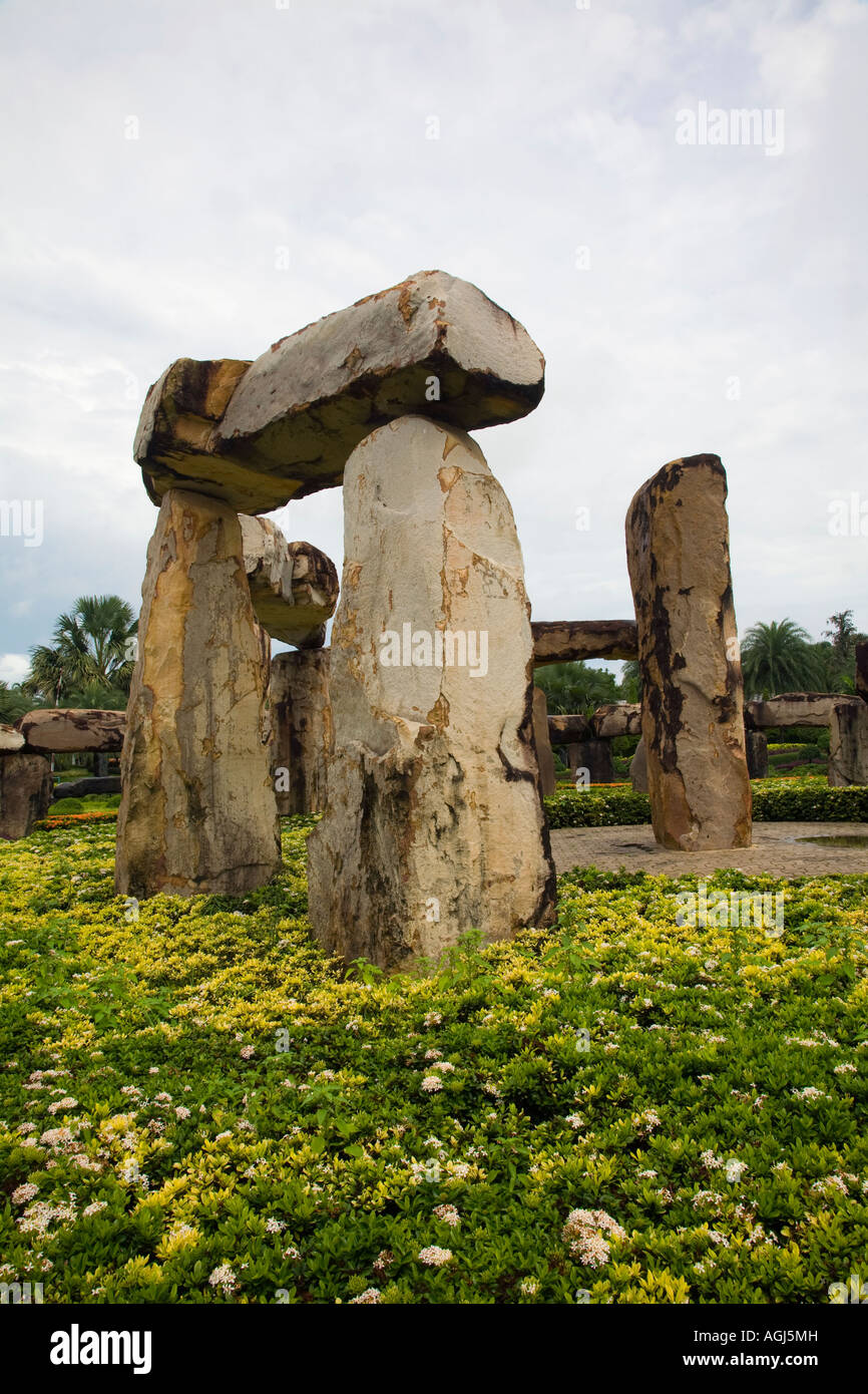 Stein Obelisk, StoneHenge im Französischen Garten oder NongNooch Suan Nong Nooch Tropical Botanical Garden Resort, Chon Buri, Pattaya, Thailand, Asien Stockfoto