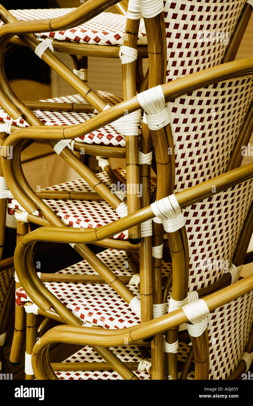 Nahaufnahme von einem Stapel von Bambus-Stühle in einem Geschäft Stockfoto