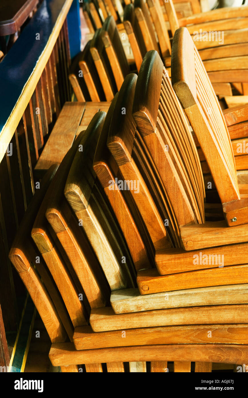 Nahaufnahme eines Stapels von Stühlen in einem Geschäft Stockfoto