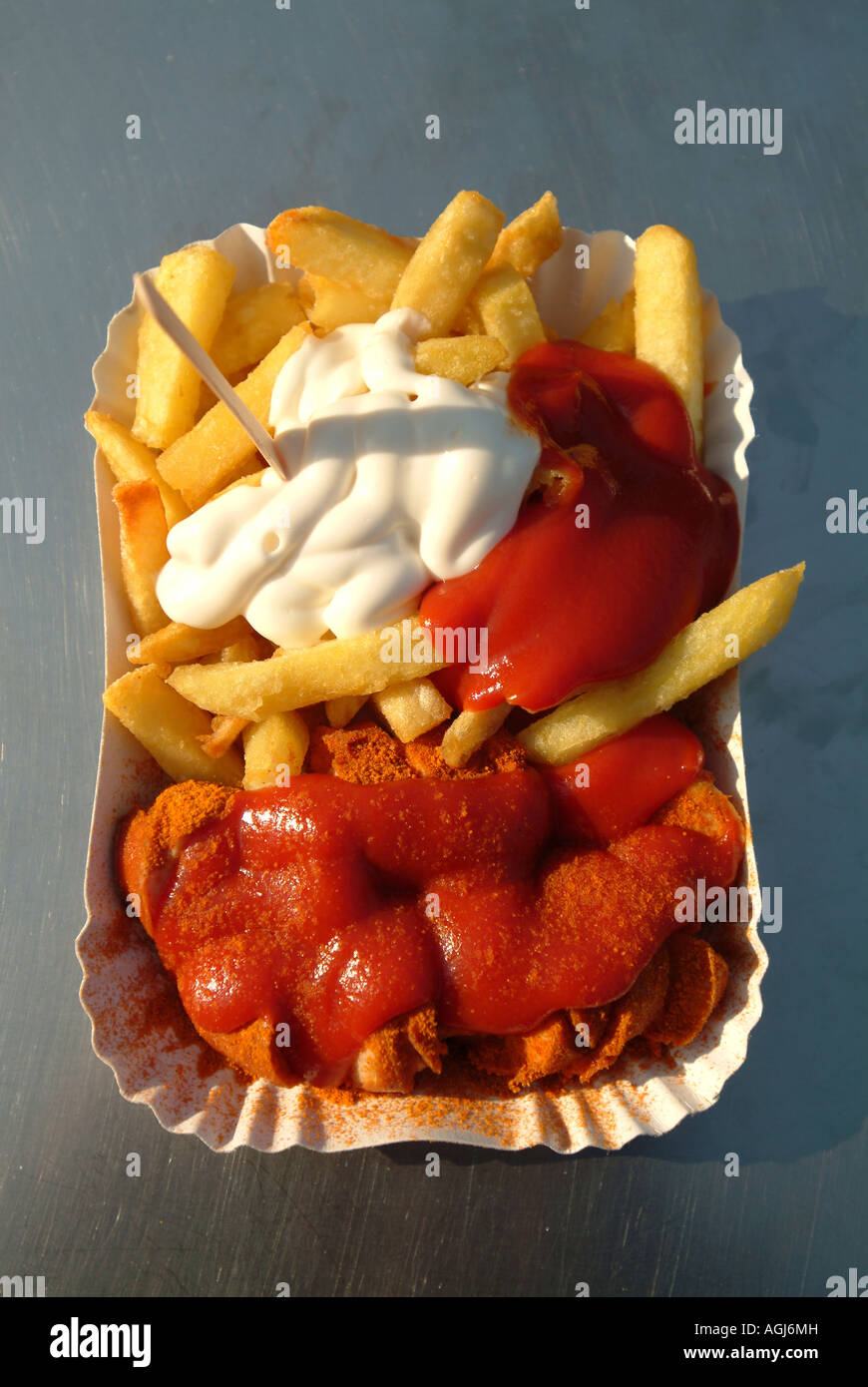 Currywurst Und Pommes Frites Mit Ketchup Sauce Und Mayonnaise Auf Einen Pappteller Berlin Delikatesse Fast Food Stockfotografie Alamy