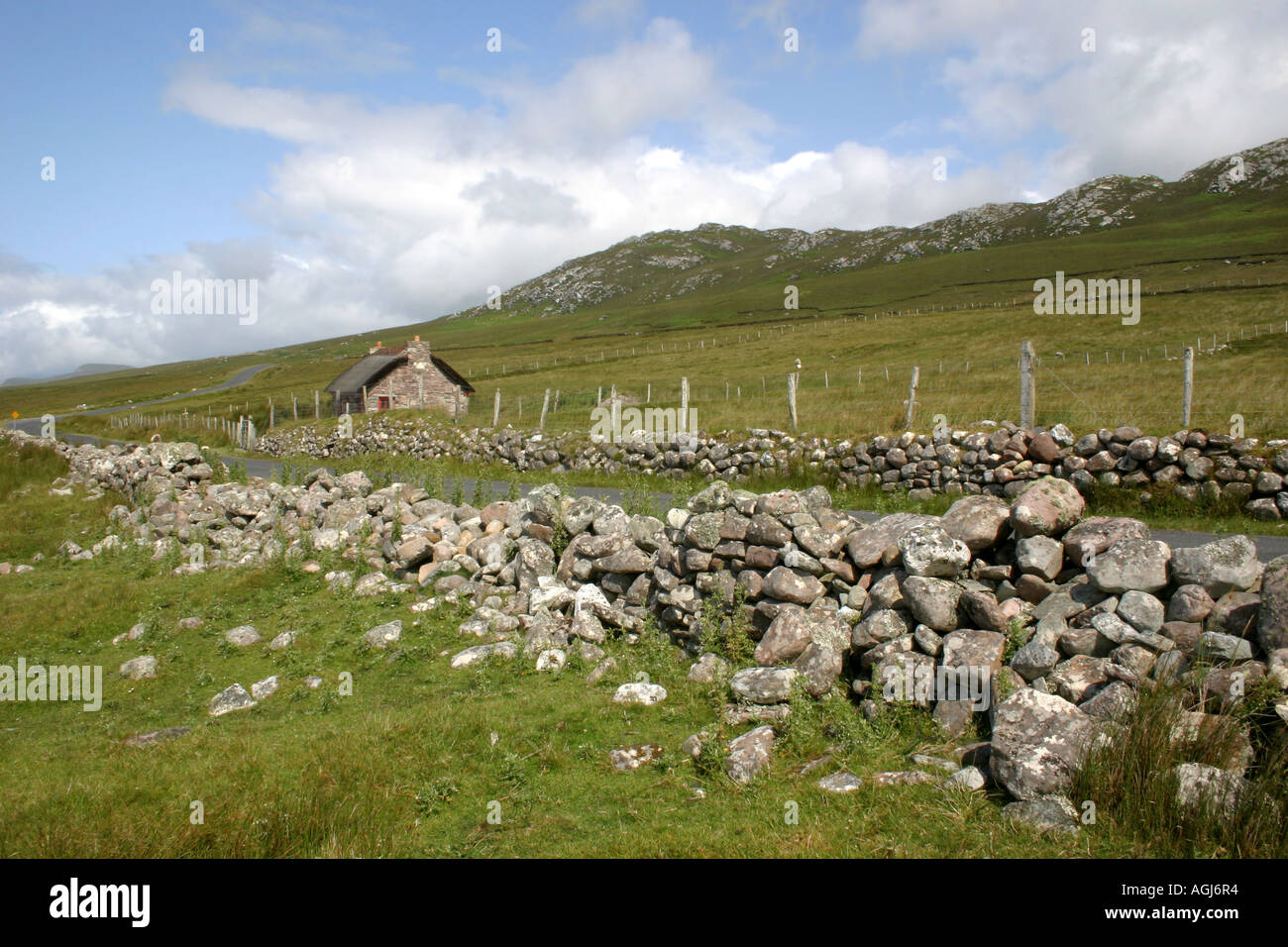 Abgelegenen kleinen Steinhütte in Achill Island, County Mayo, Irland Stockfoto