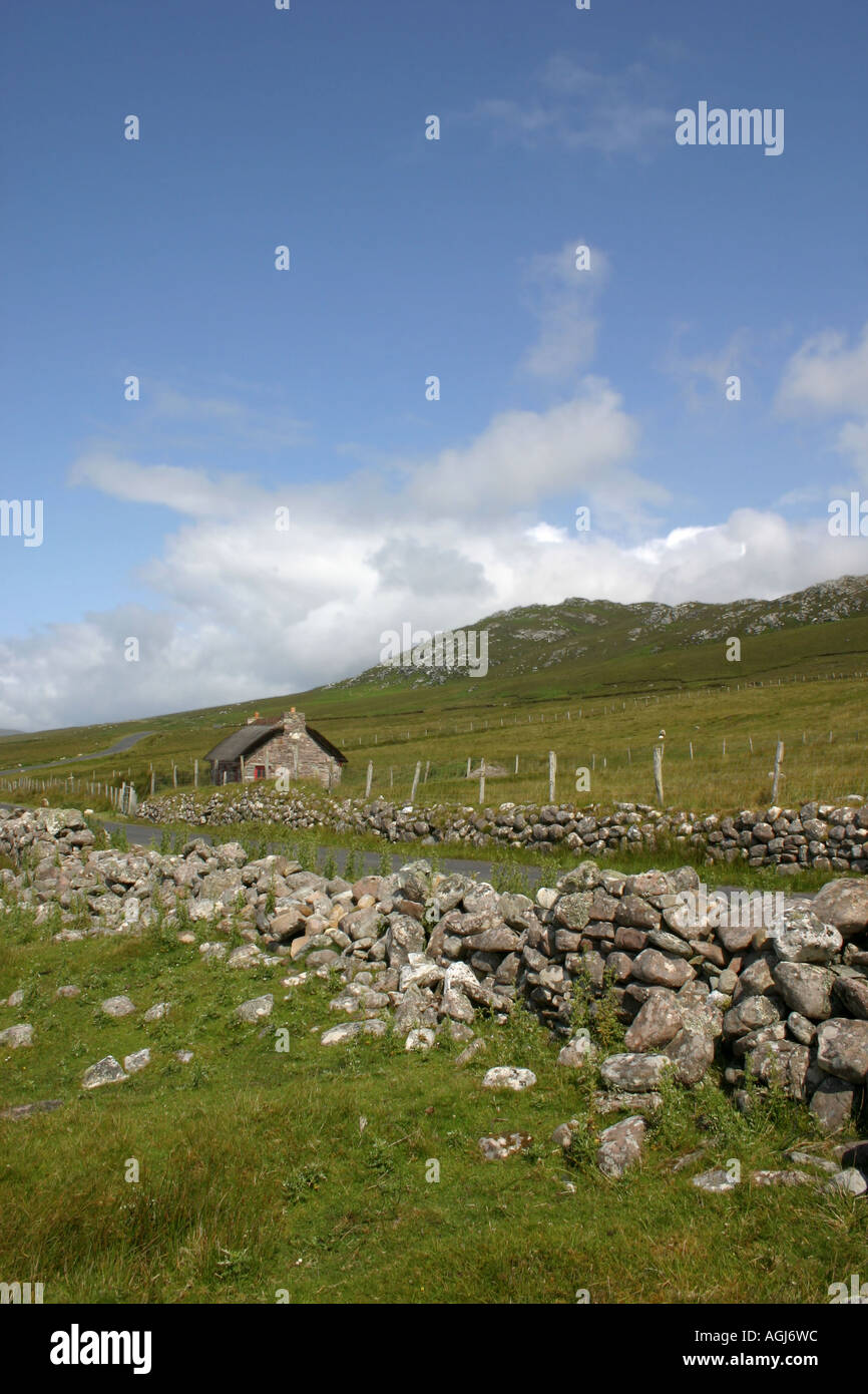 Abgelegenen kleinen Steinhütte in Achill Island, County Mayo, Irland Stockfoto