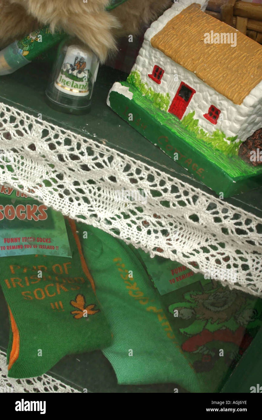 Irische Souvenirs in Schaufenstern in Westport, County Mayo, Irland Stockfoto