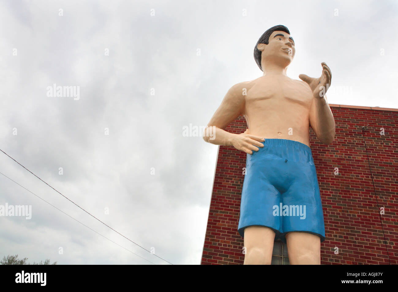 gigantische Statue eines Mannes im Schwimmen Shorts-Route 66-illinois Stockfoto