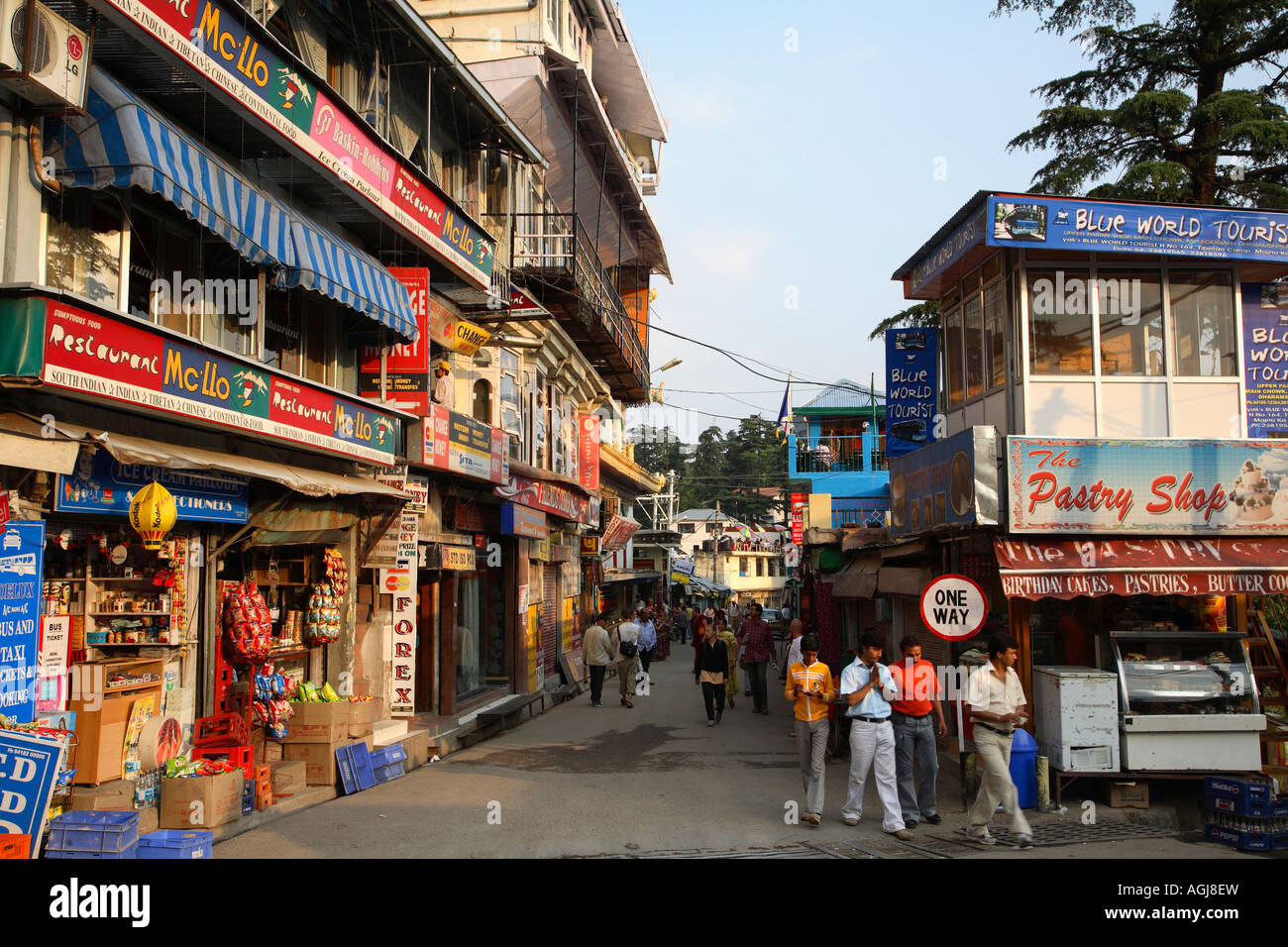 Indien Dharamsala Mcleod Ganj Hauptstraße mit tibetischen ...