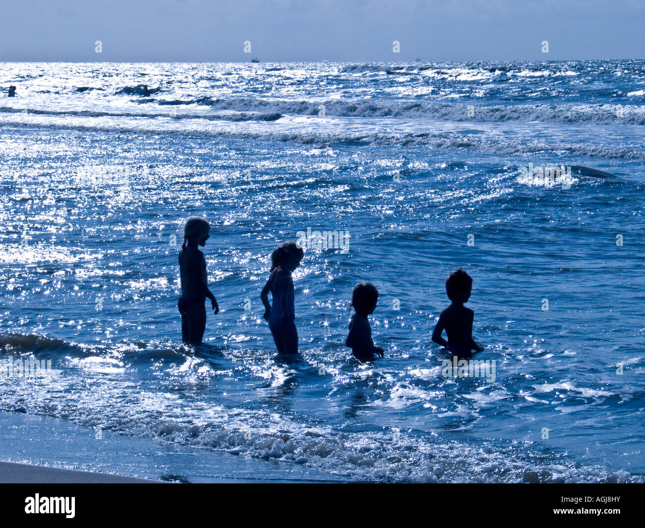Kinder, die das Strandleben genießen Stockfoto