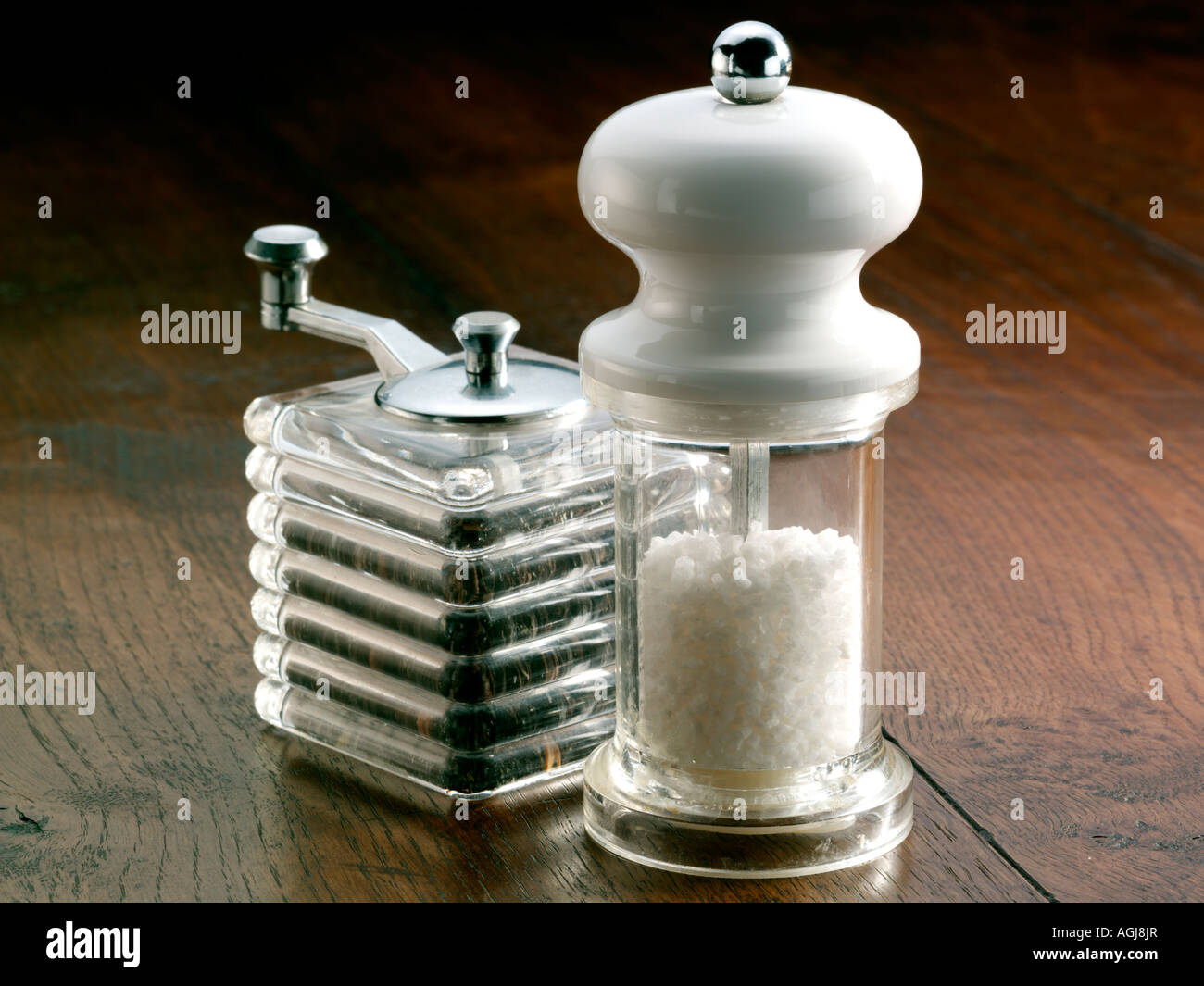 Salz- und Pfeffermühlen auf einem Holztisch Stockfoto